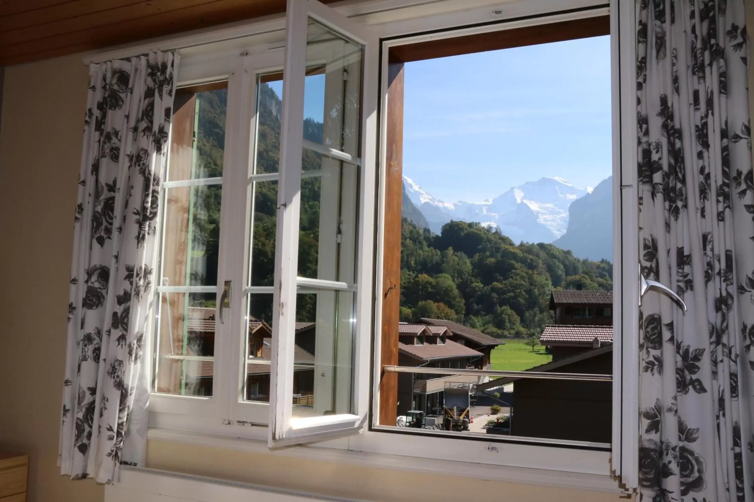 Bedroom, Mountain View in Alpenrose Hotel and Gardens