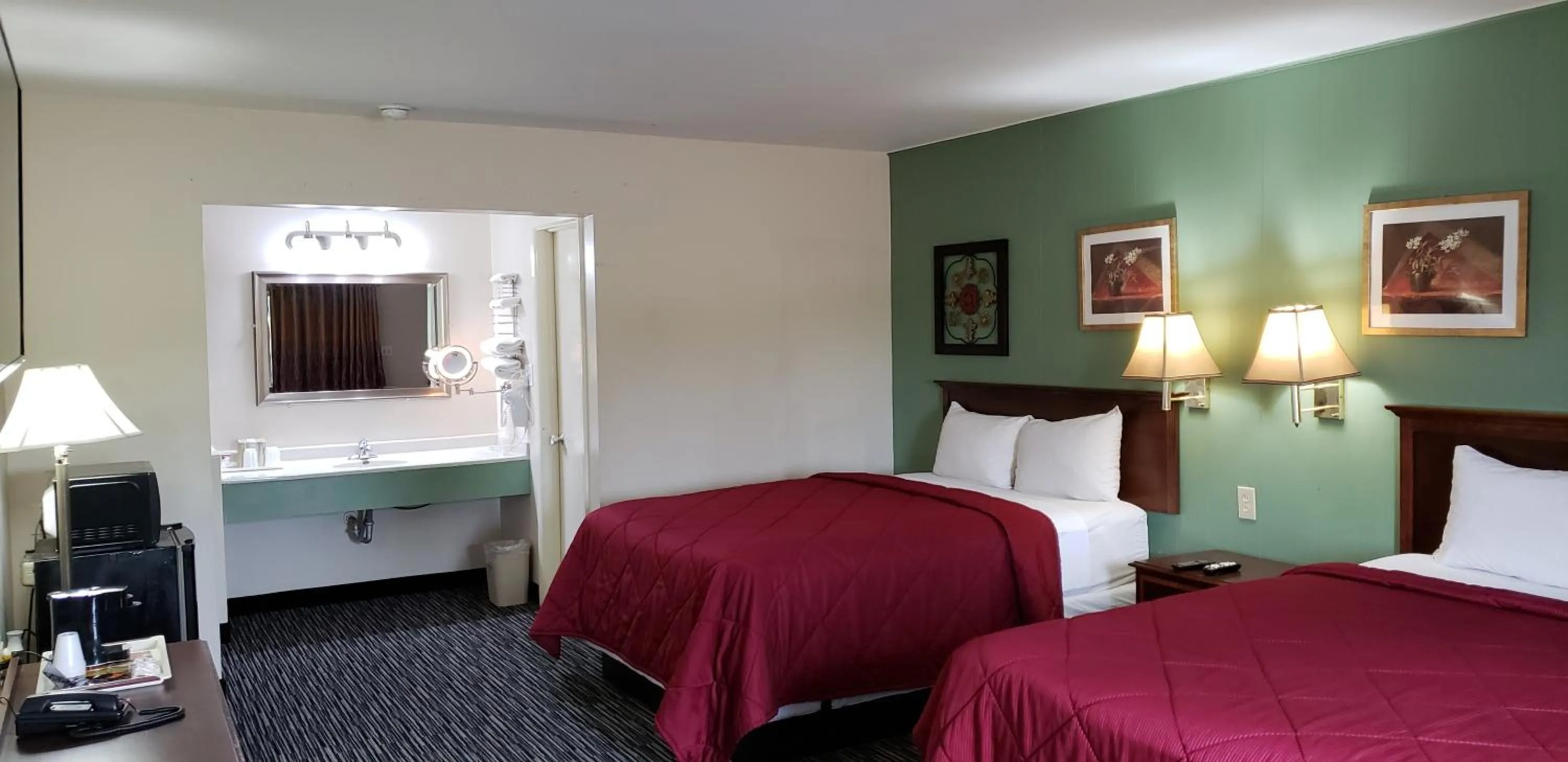 Bed in Super 7 Motel