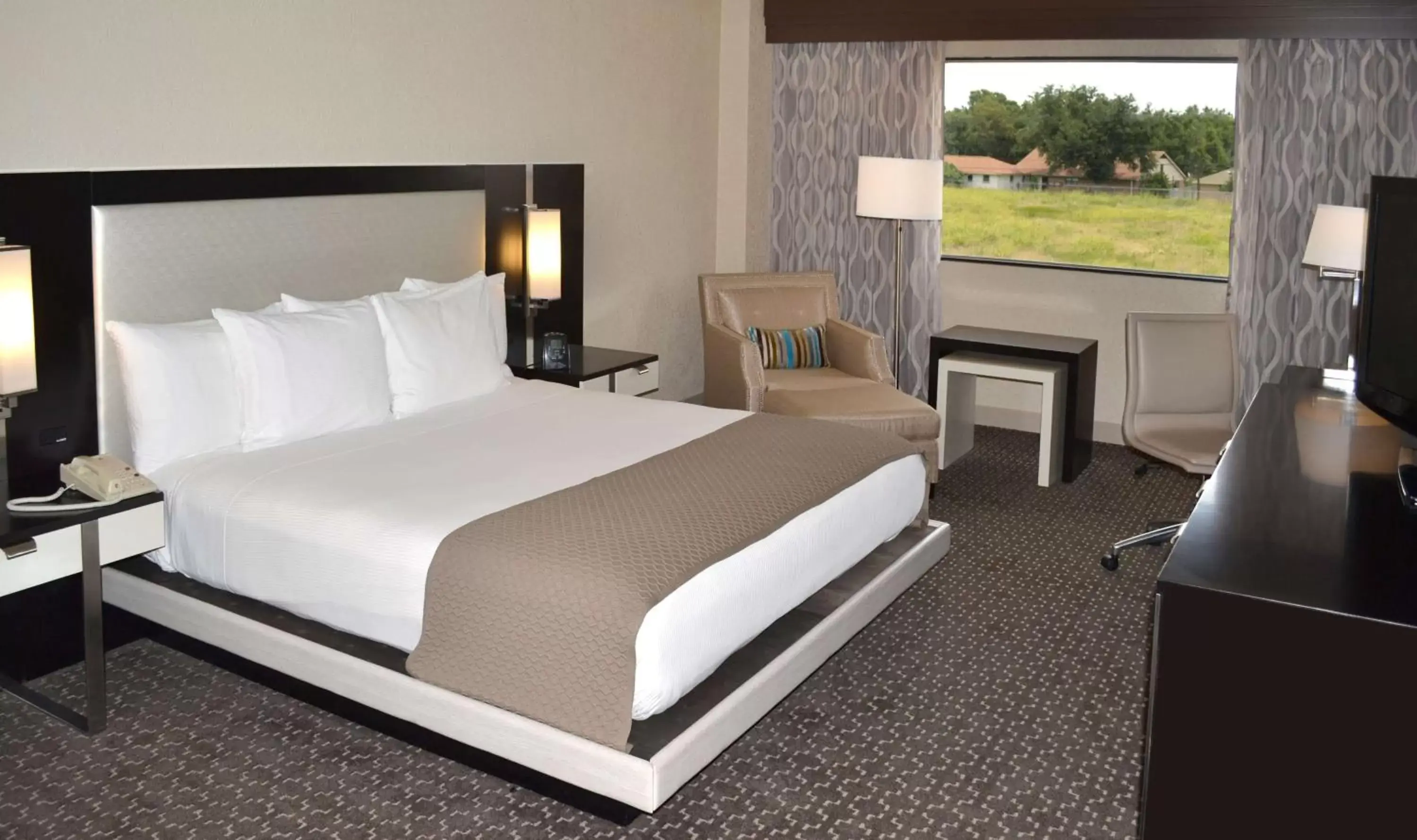 Bed in DoubleTree by Hilton Hotel Houston Hobby Airport