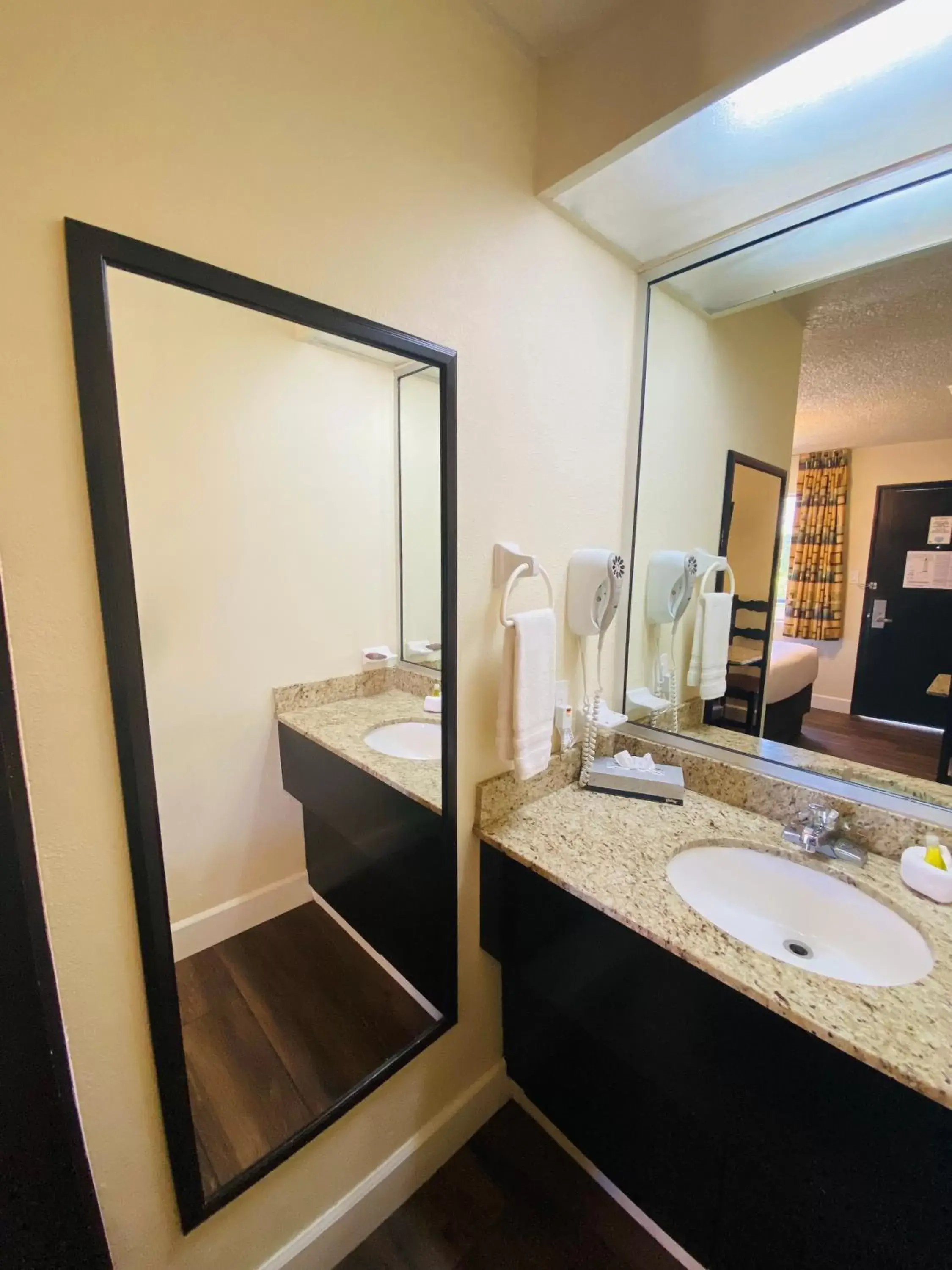 Bathroom in Hotel America