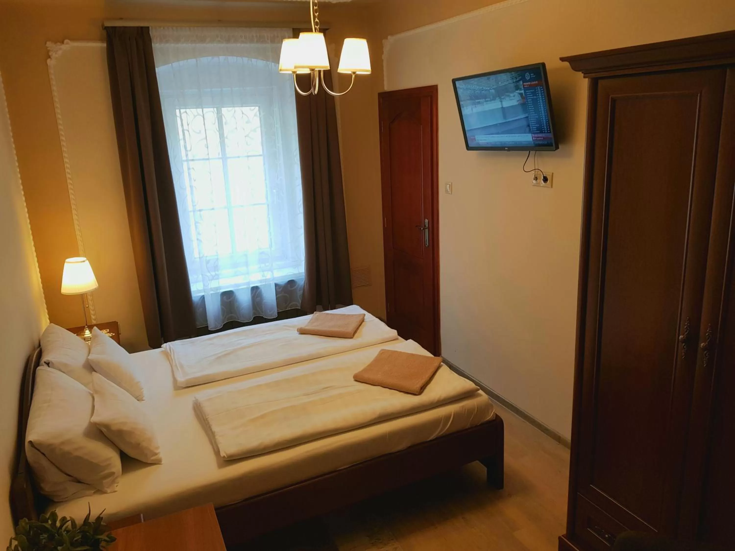 Photo of the whole room, Bed in Duna Panzió