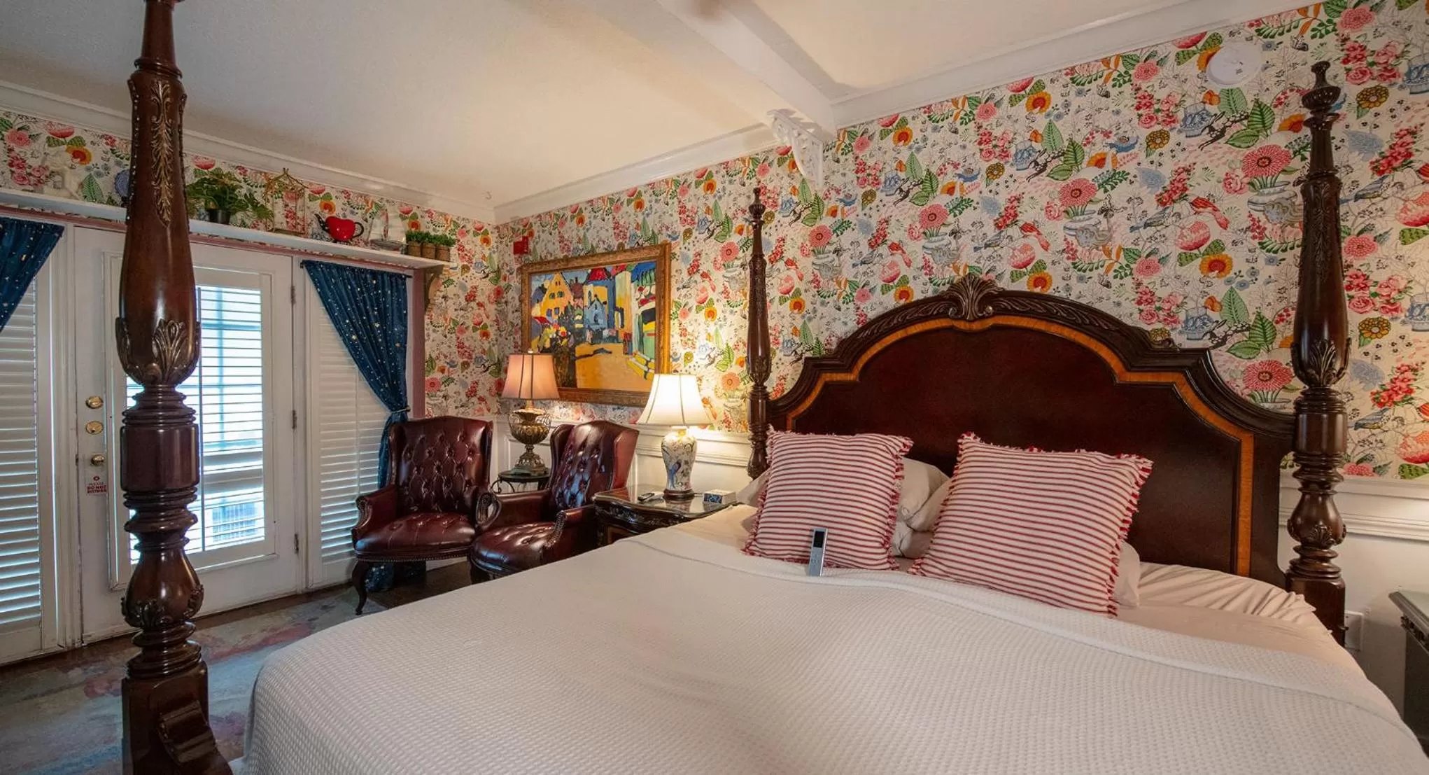 Bed in Casablanca Inn on the Bay