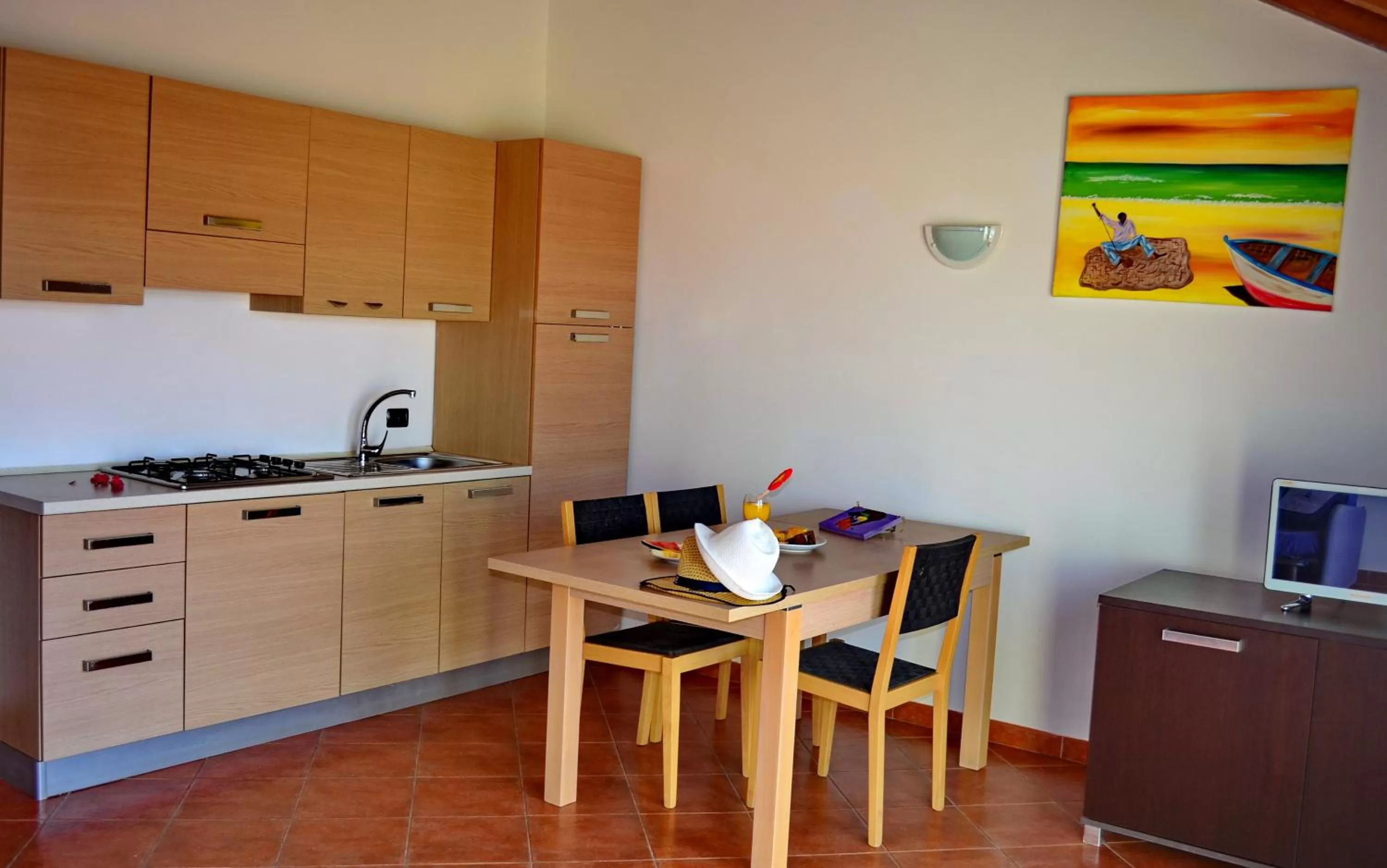 Communal lounge/ TV room, Kitchen/Kitchenette in Porto Antigo Hotel BB