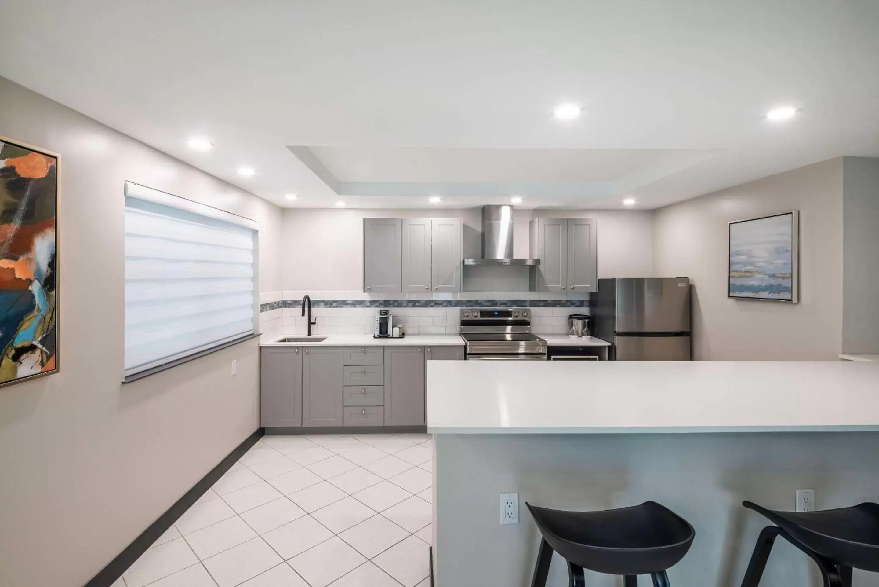 Bedroom, Kitchen/Kitchenette in Les Suites de Laviolette Ascend Hotel Collection