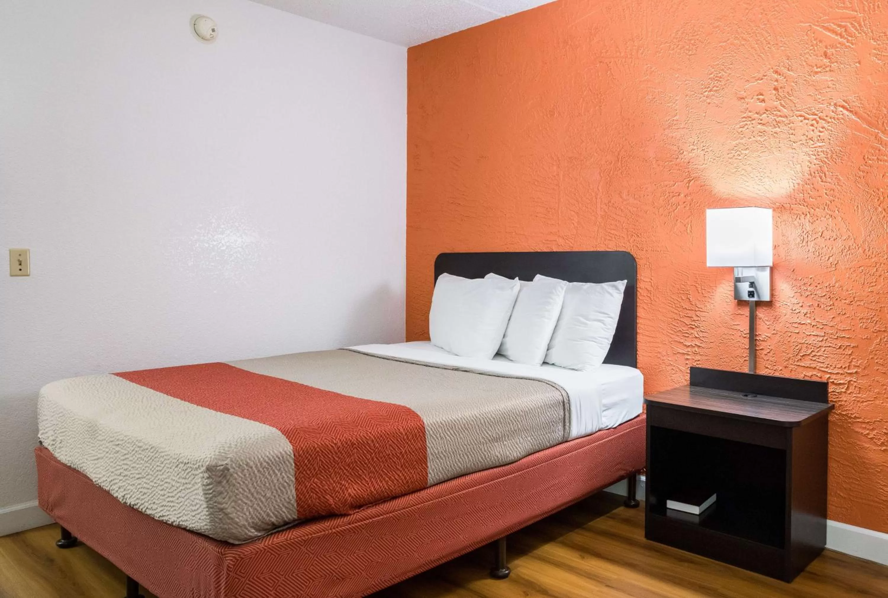 Bedroom, Bed in Motel 6-Prospect Heights, IL