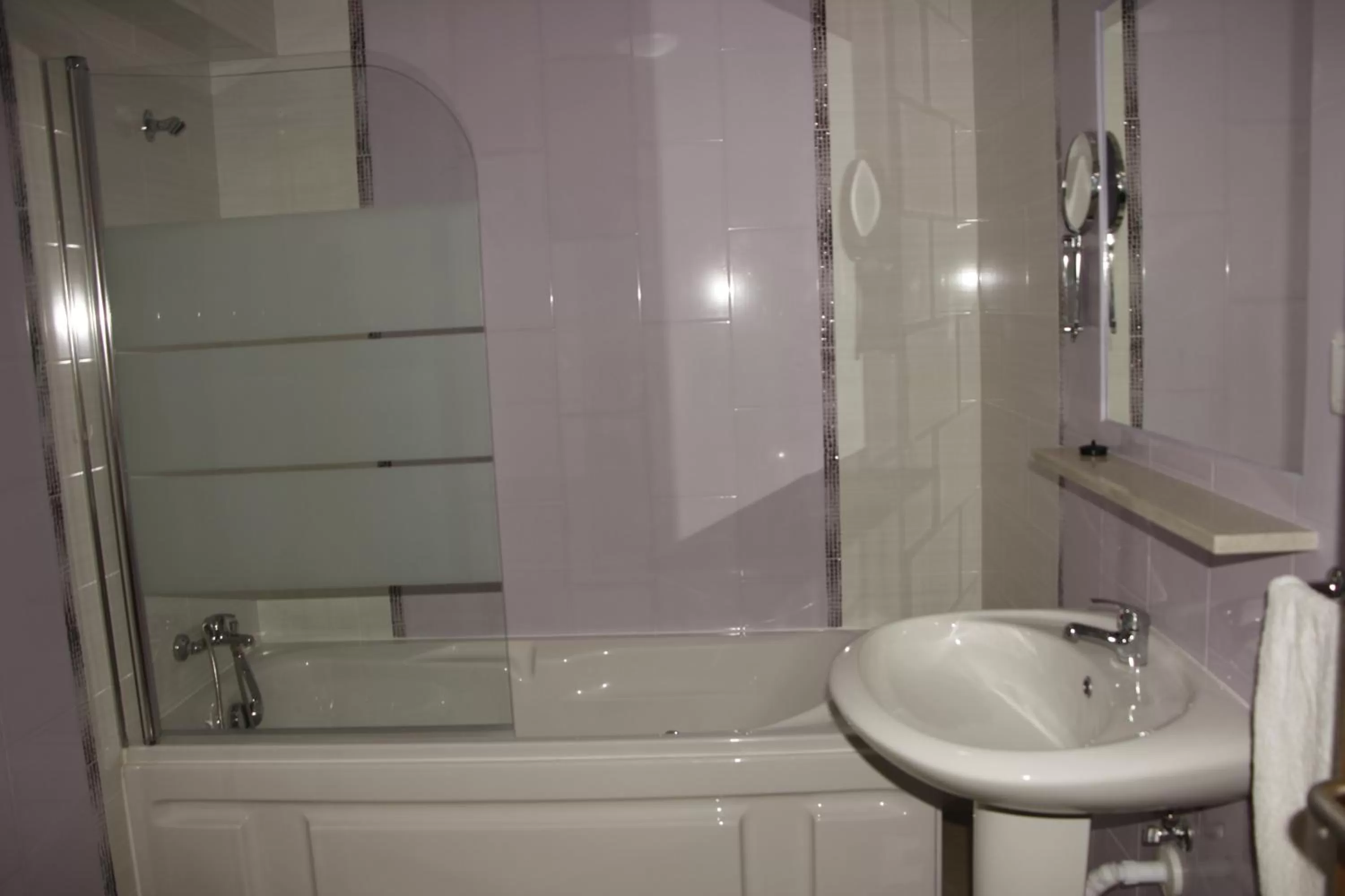 Bathroom in Costa & Isaias Apartamentos