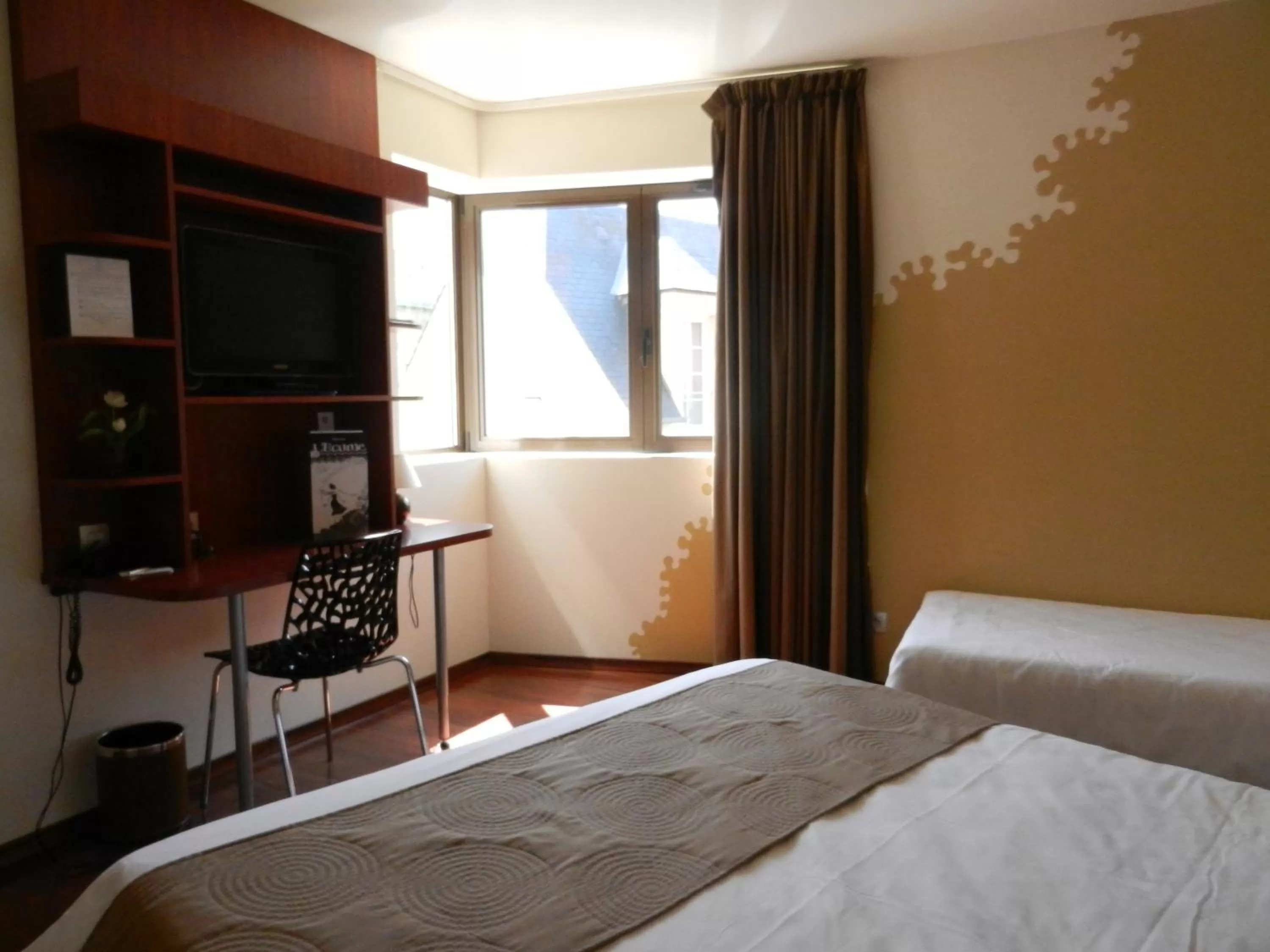 Bed in L'HÔTEL de CHARTRES