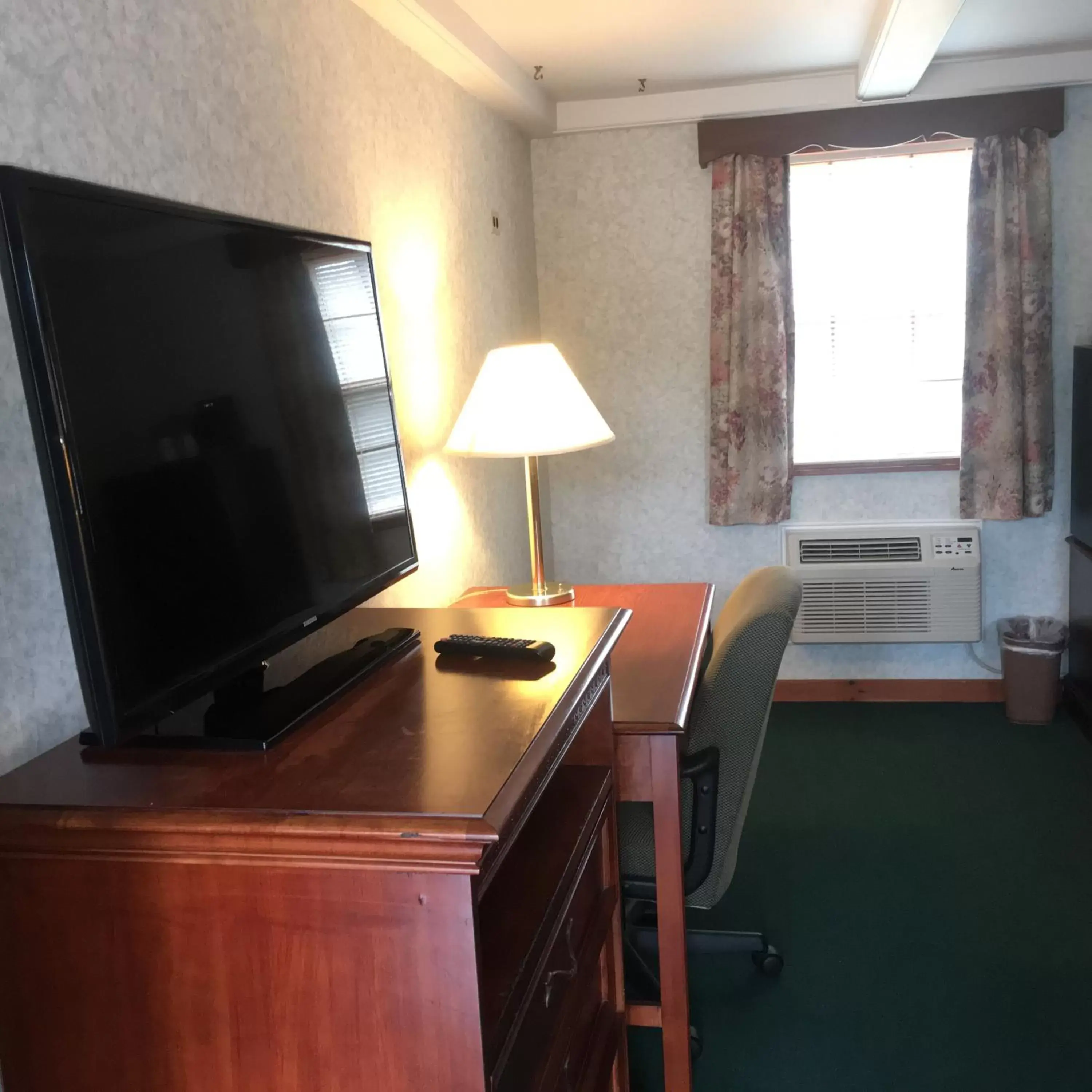 Bedroom, TV/Entertainment Center in Stonybrook Motel & Lodge