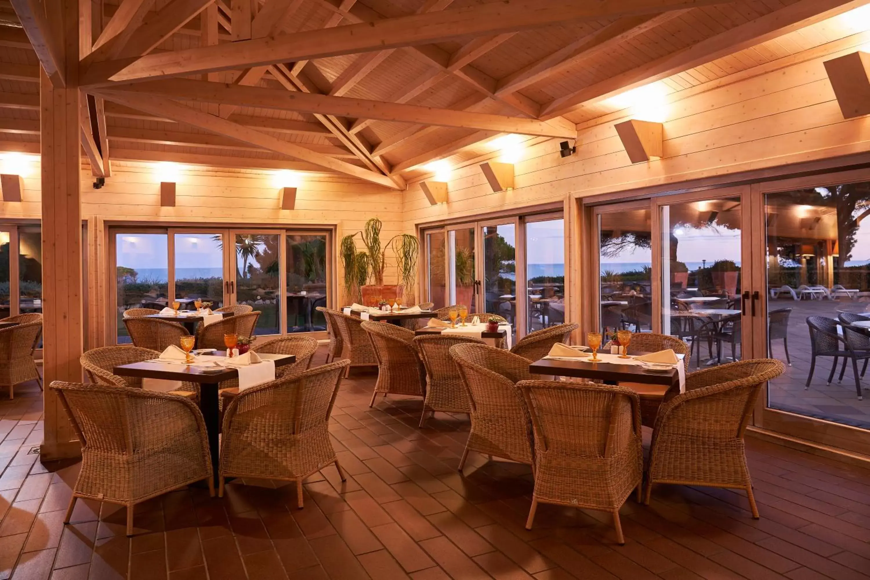 Dining area, Restaurant/Places to Eat in PortoBay Falesia