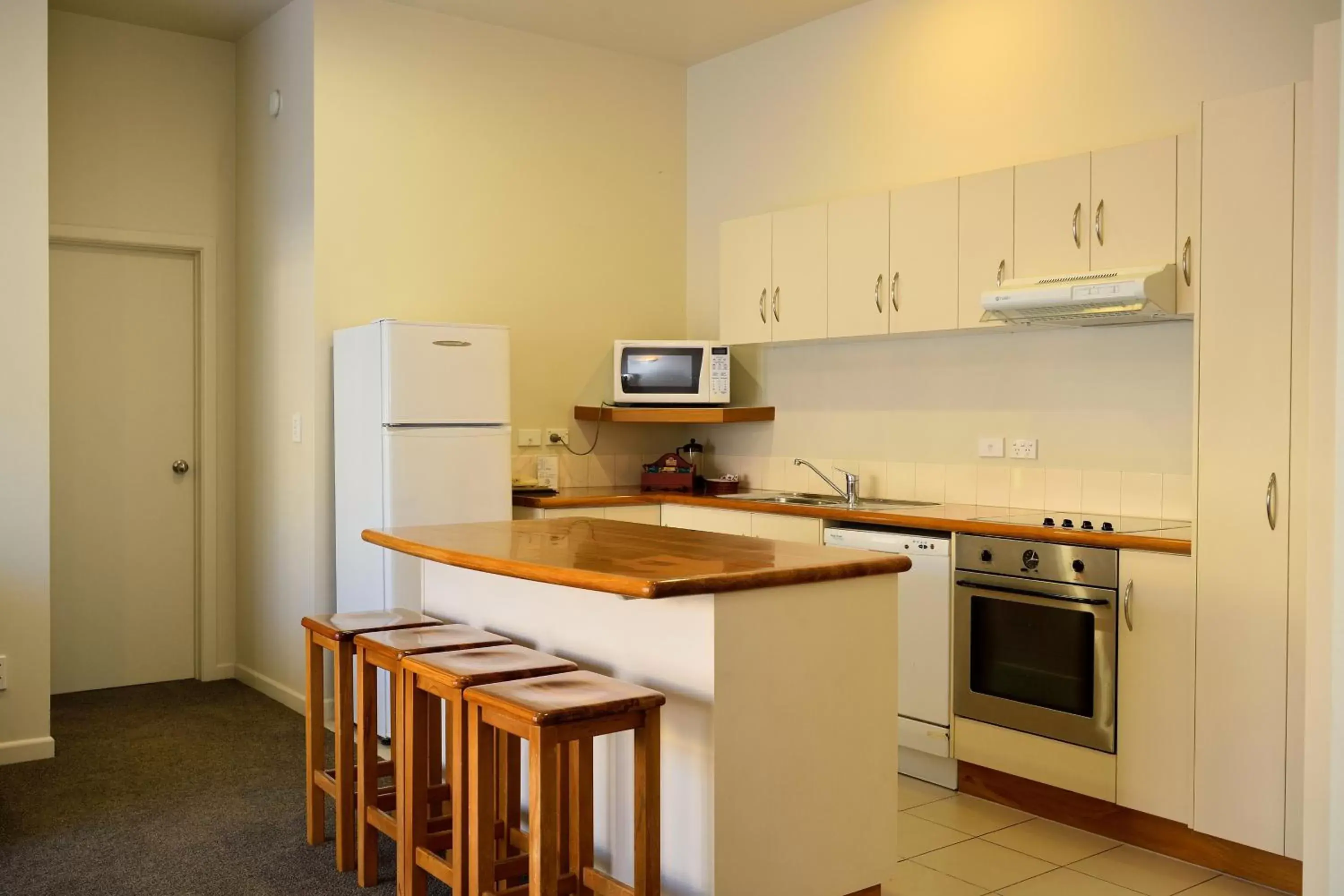 Kitchen/Kitchenette in Ocean Beach Motor Lodge