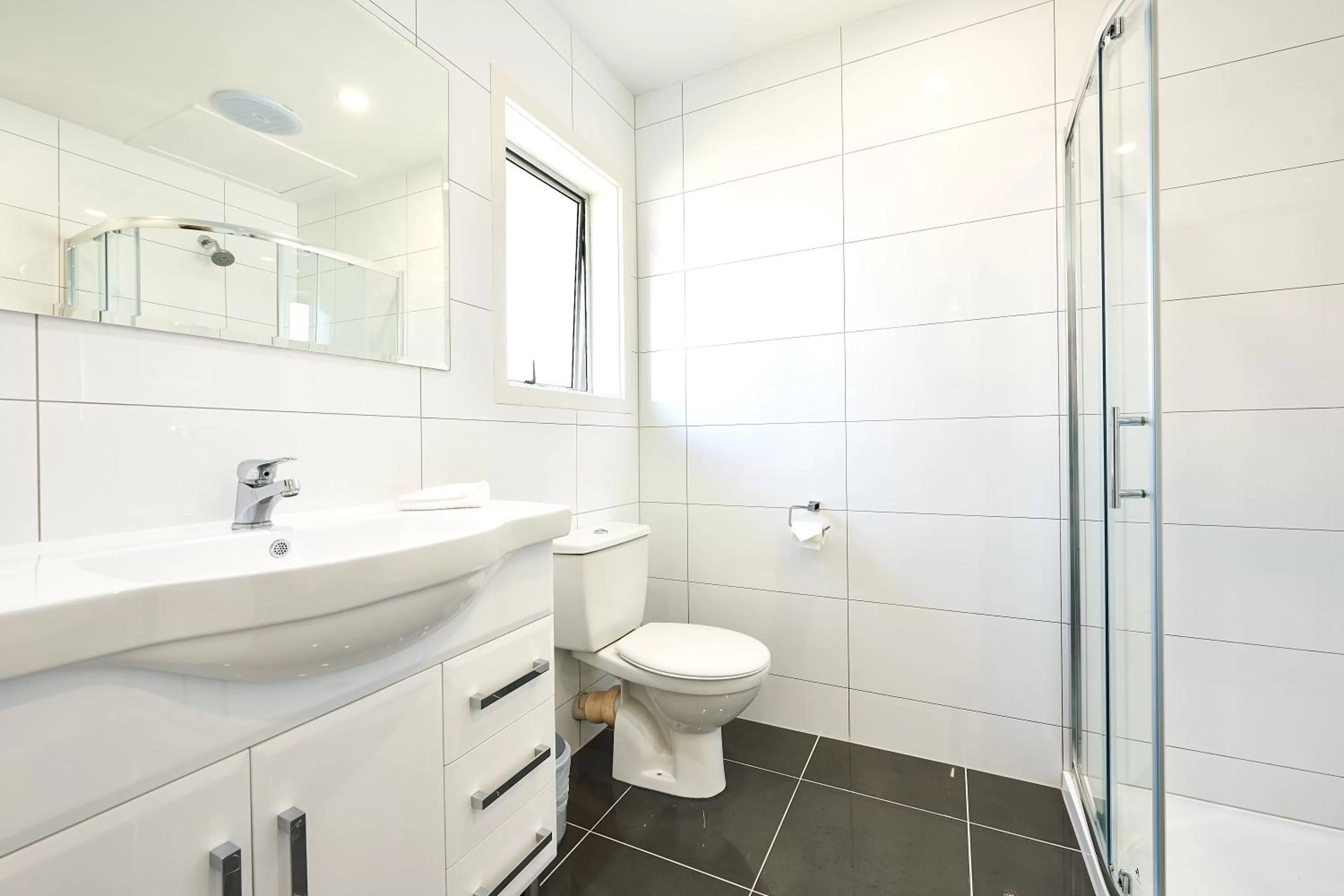 Shower in Auckland Airport Lodge