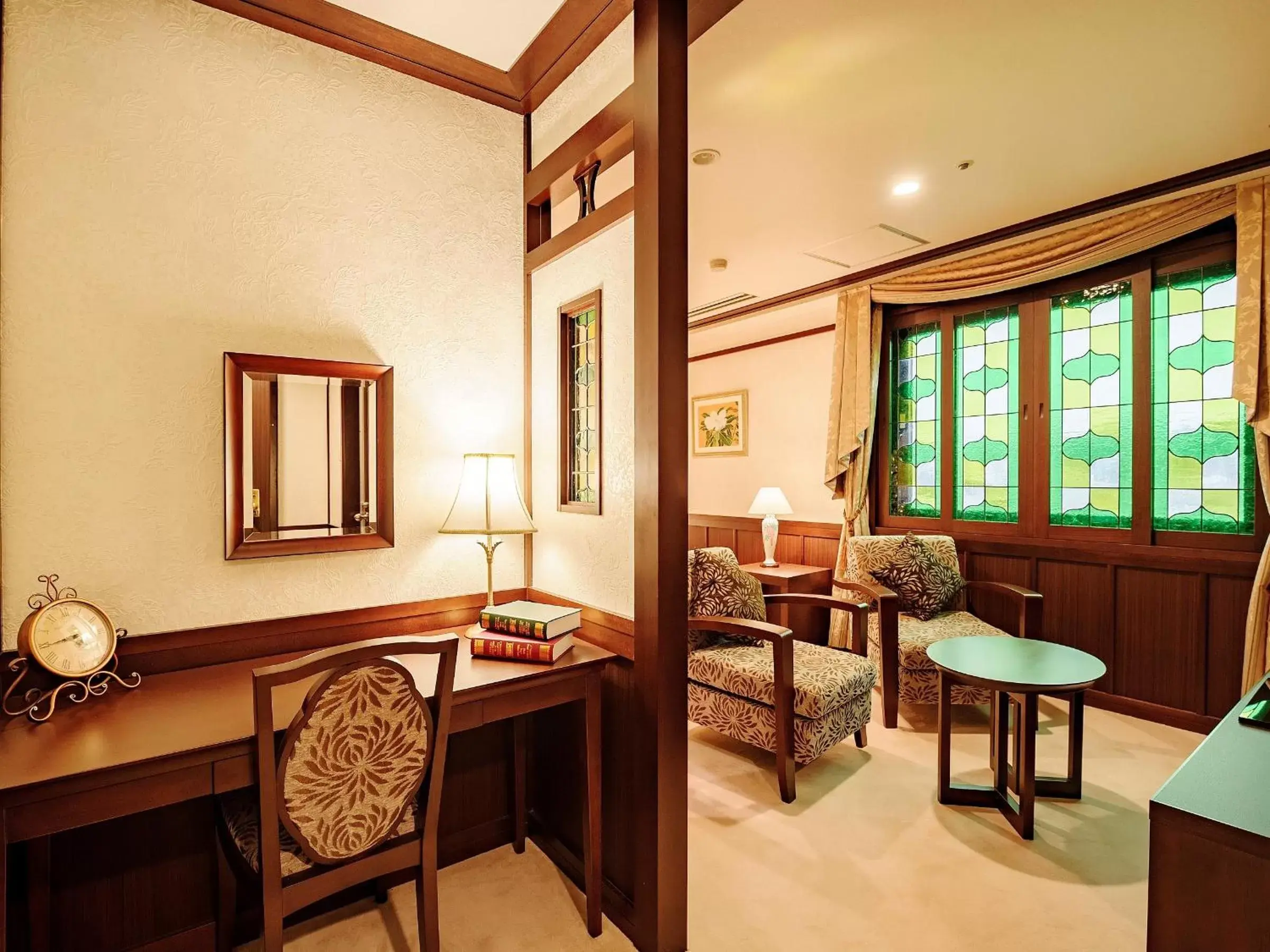 Photo of the whole room, Seating Area in Kanazawa Hakuchoro Hotel Sanraku