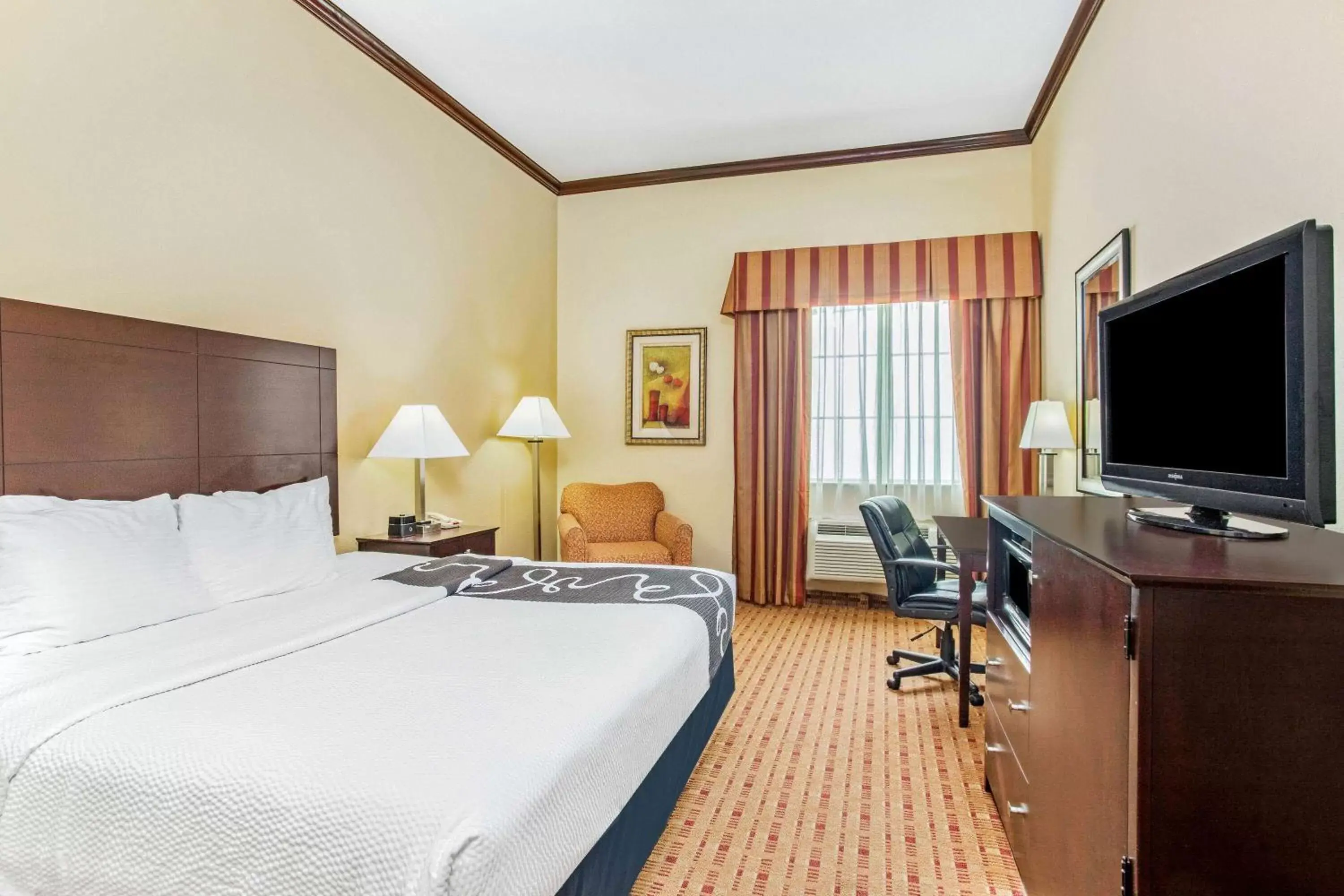 King Room with Roll-In Shower - Mobility/Hearing Accessible - Non-Smoking in La Quinta by Wyndham Ennis King Room with Roll-In Shower - Mobility/Hearing Accessible - Non-Smoking in La Quinta by Wyndham Ennis