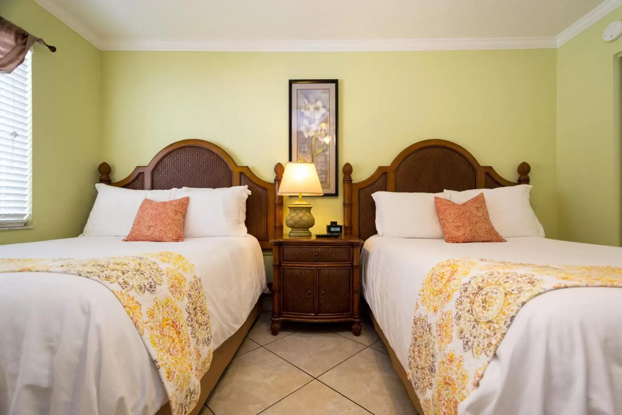 Bedroom, Bed in Tropical Beach Resorts - Sarasota