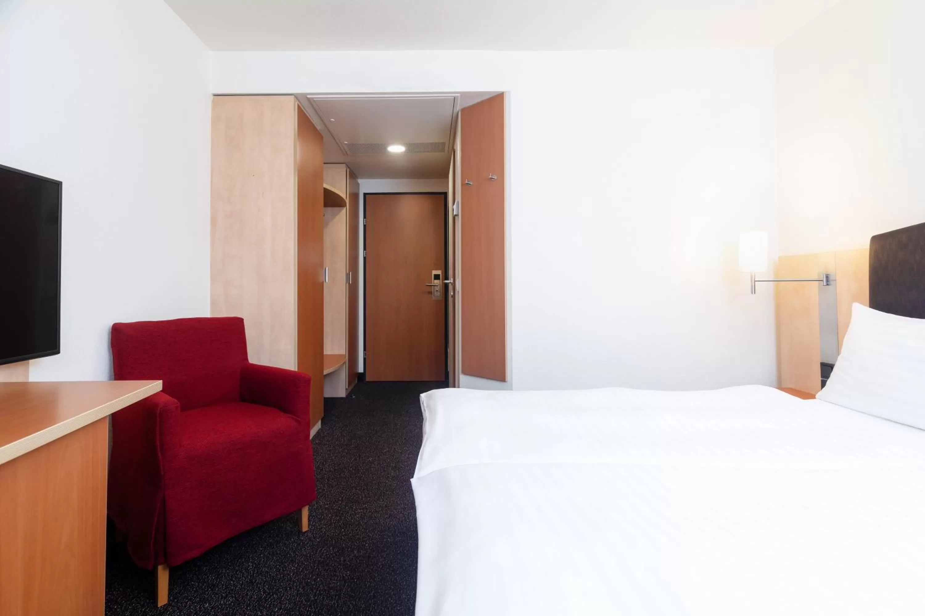 Bedroom, Bed in IntercityHotel Wien