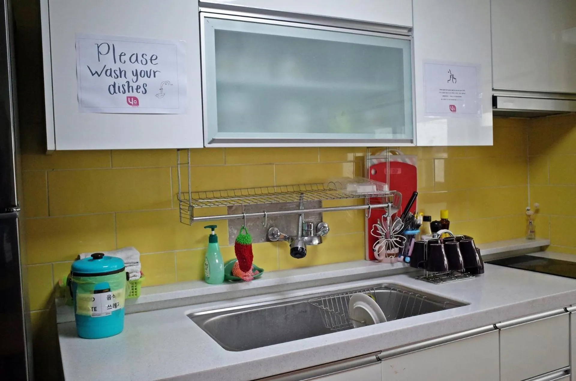 Communal kitchen in YaKorea Hostel Gangnam