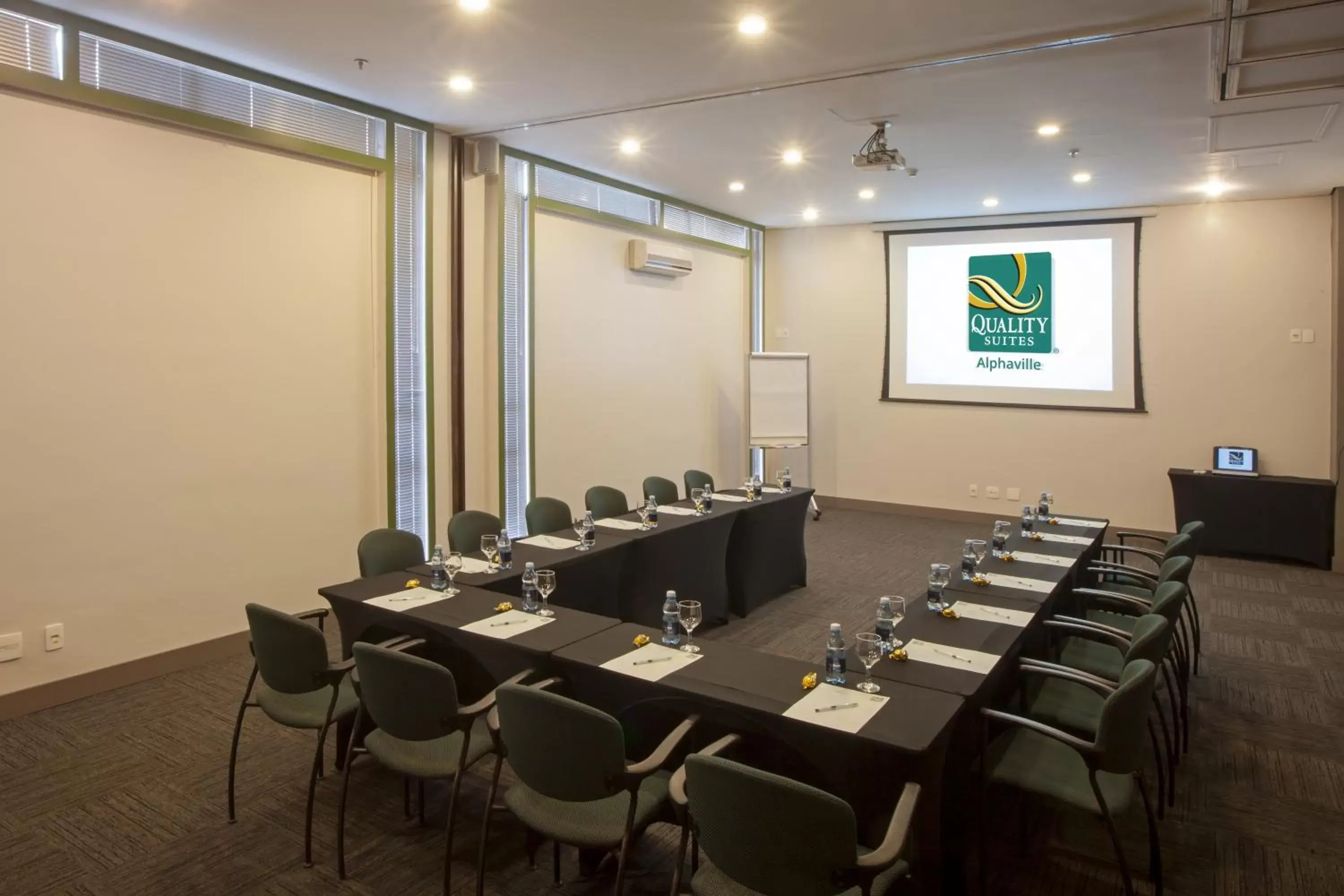 Business facilities in Quality Suites Alphaville