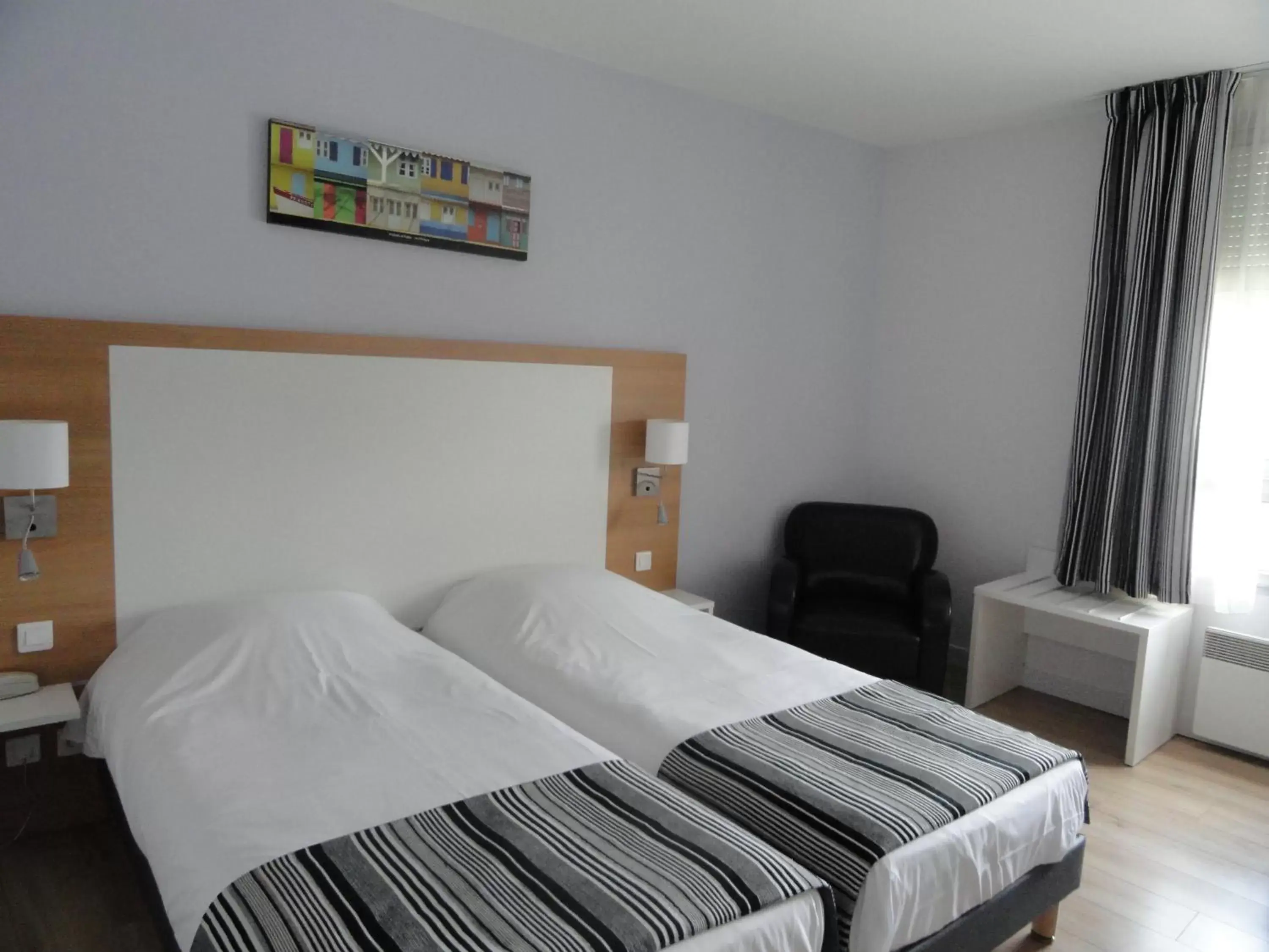 Bedroom, Bed in The Originals City, Hôtel Continental, Poitiers (Inter-Hotel)