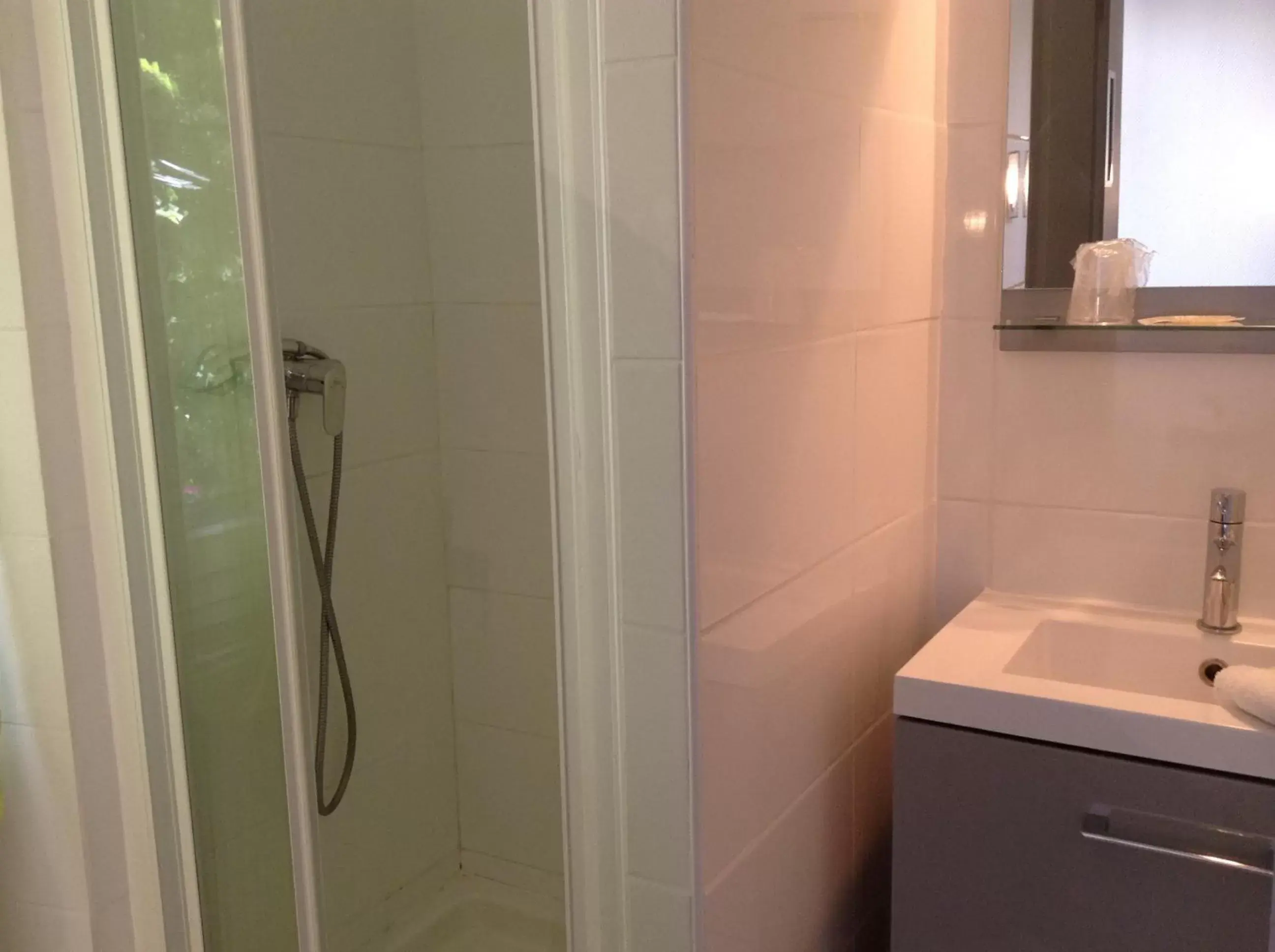 Shower, Bathroom in Hôtel Les Corps Saints