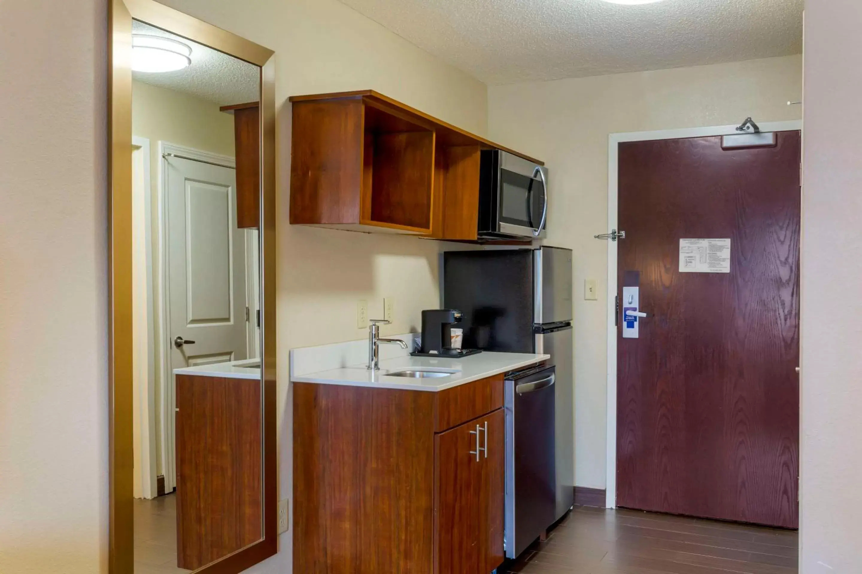 Bedroom, Kitchen/Kitchenette in Comfort Inn Danvers - Boston North Shore