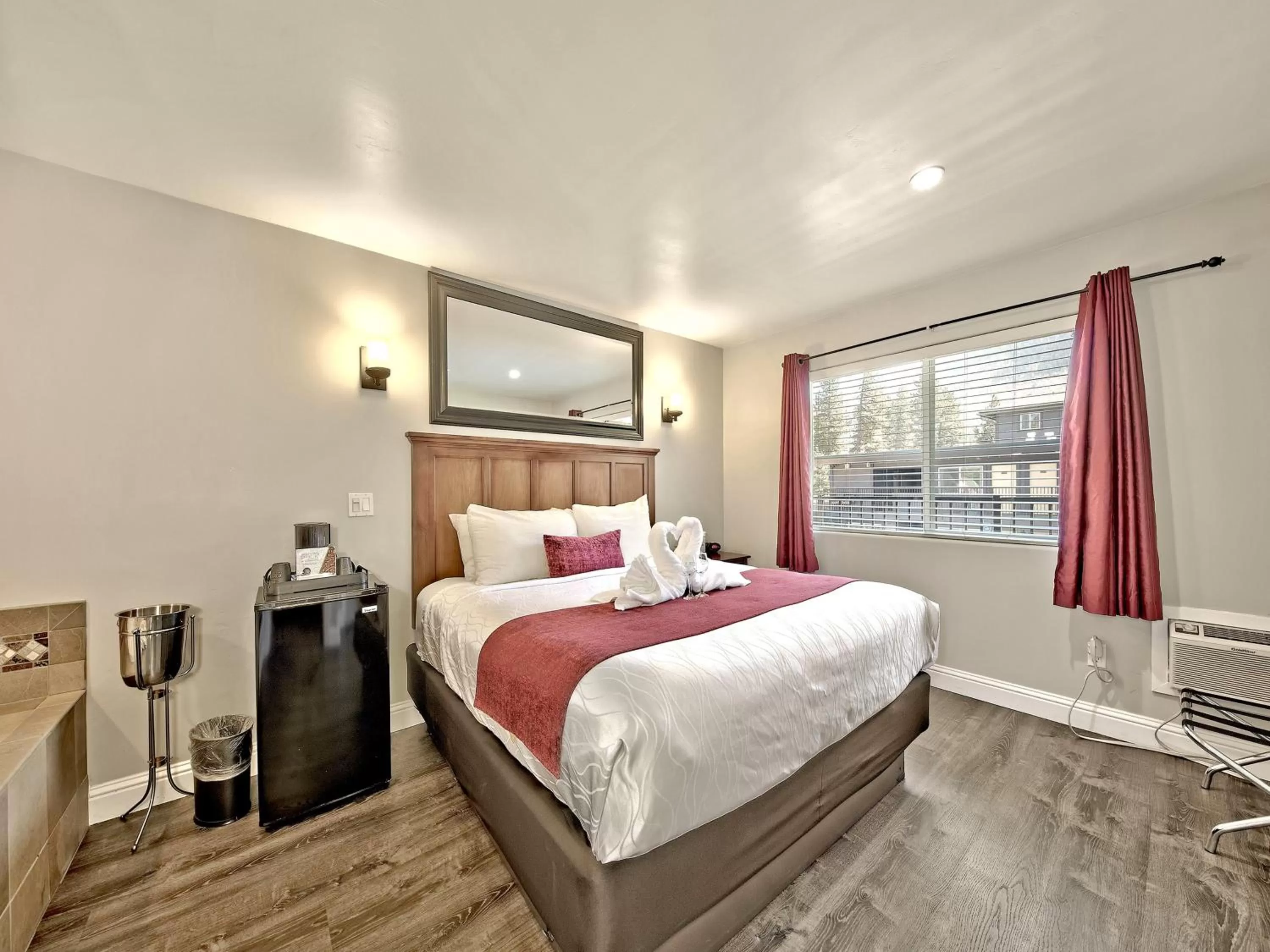 Photo of the whole room, Bed in Secrets Inn Lake Tahoe