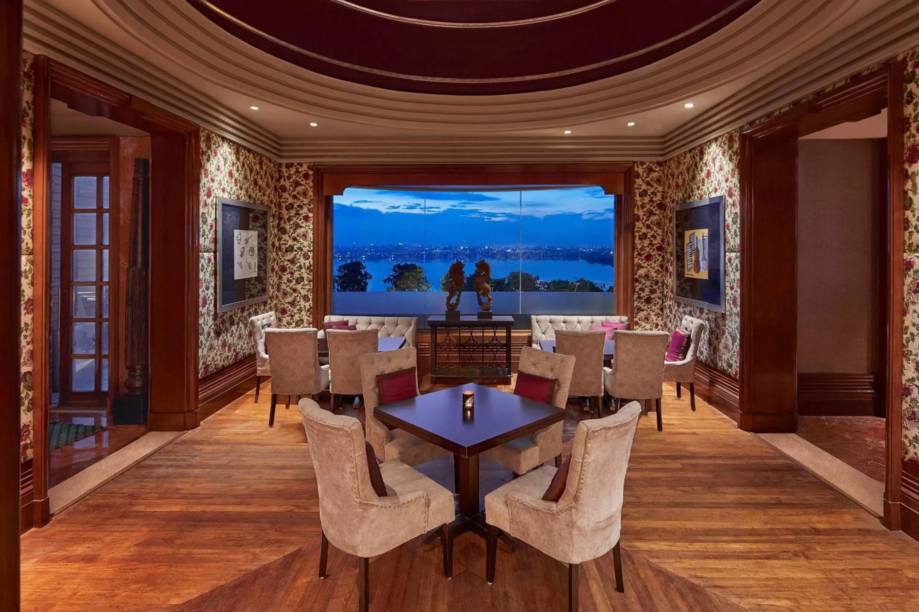 Lounge or bar in Hyderabad Marriott Hotel & Convention Centre