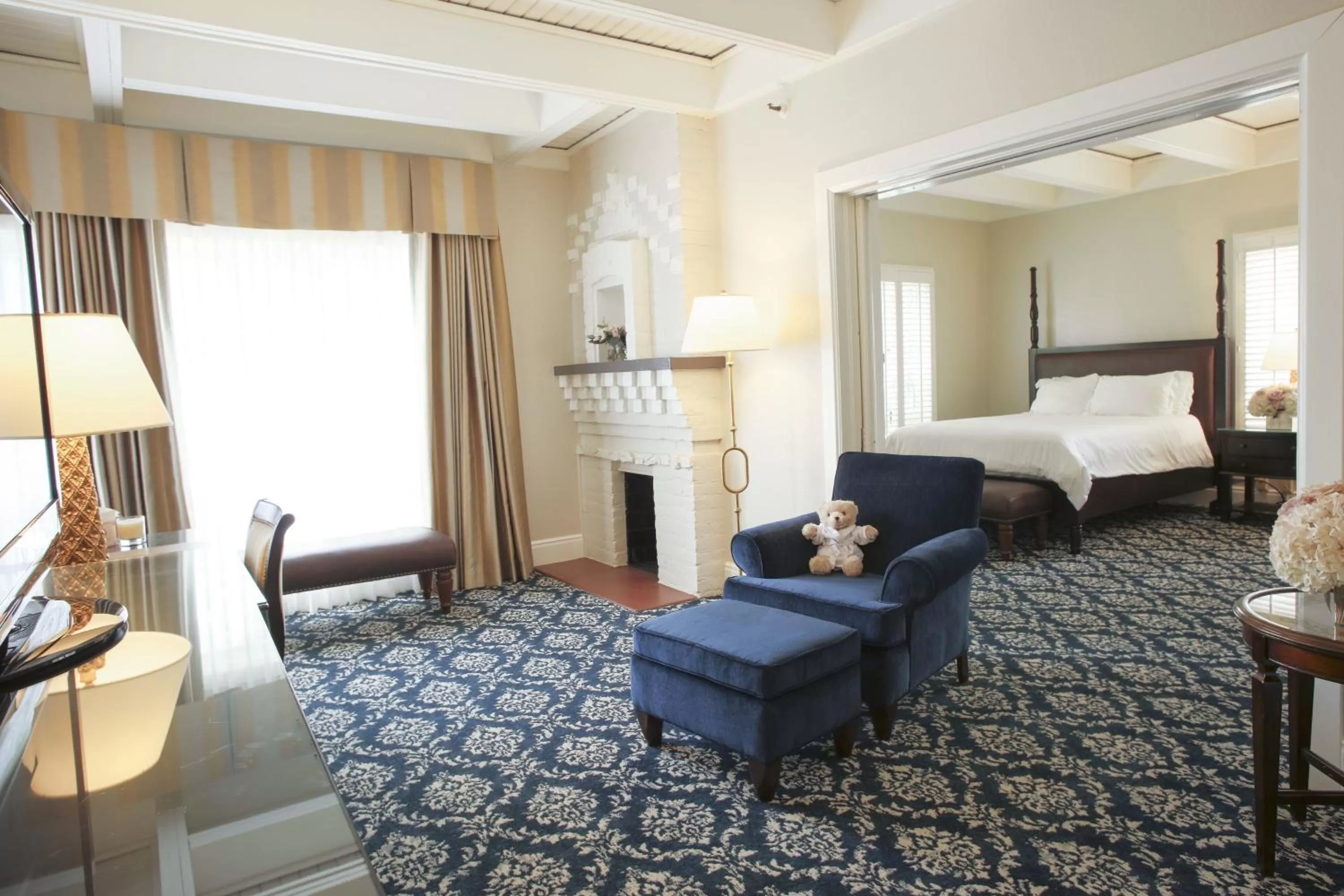 Living room, Bed in The Mission Inn Hotel and Spa