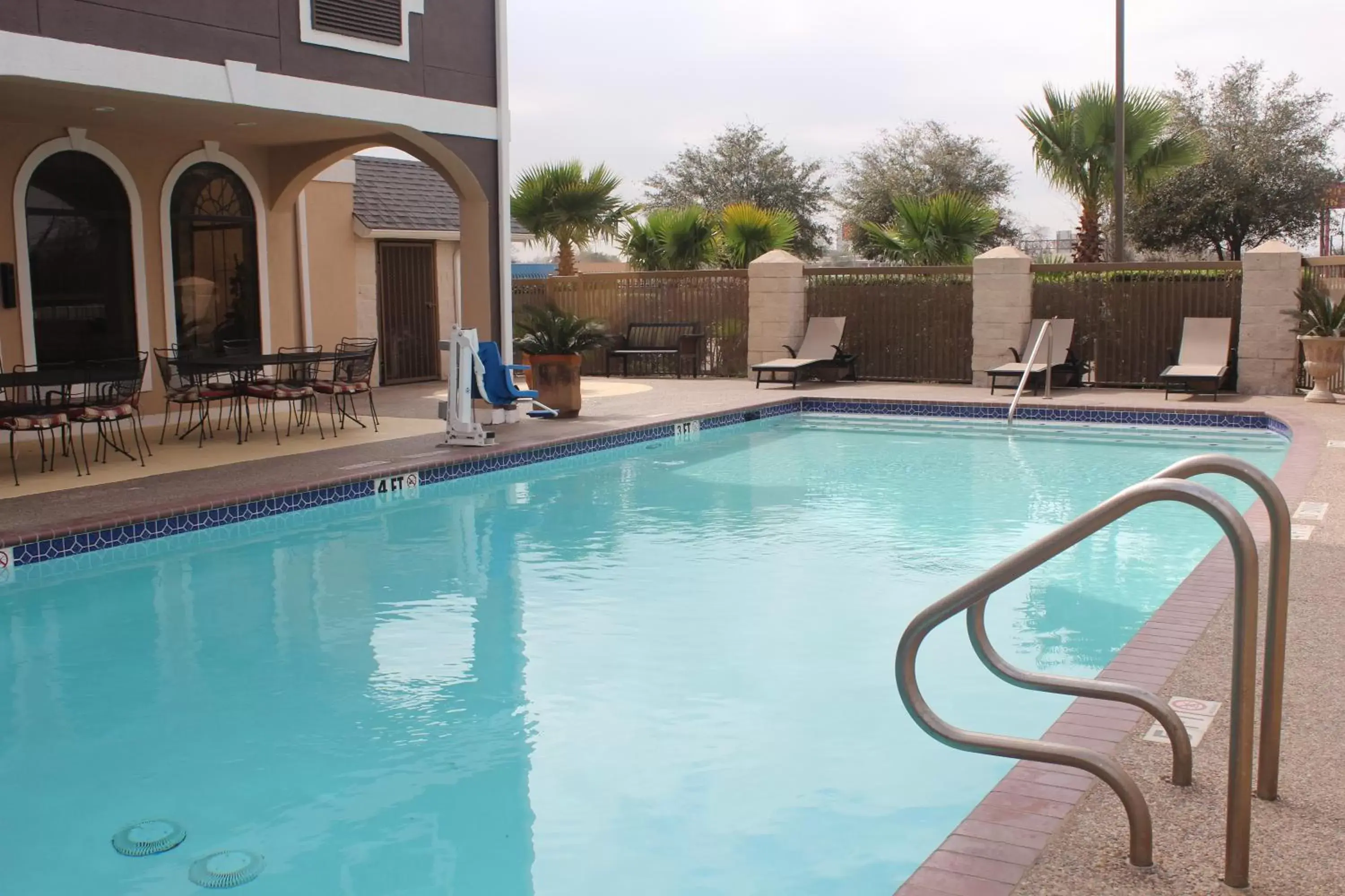 Patio, Swimming Pool in Best Western Plus Heritage Inn Houston