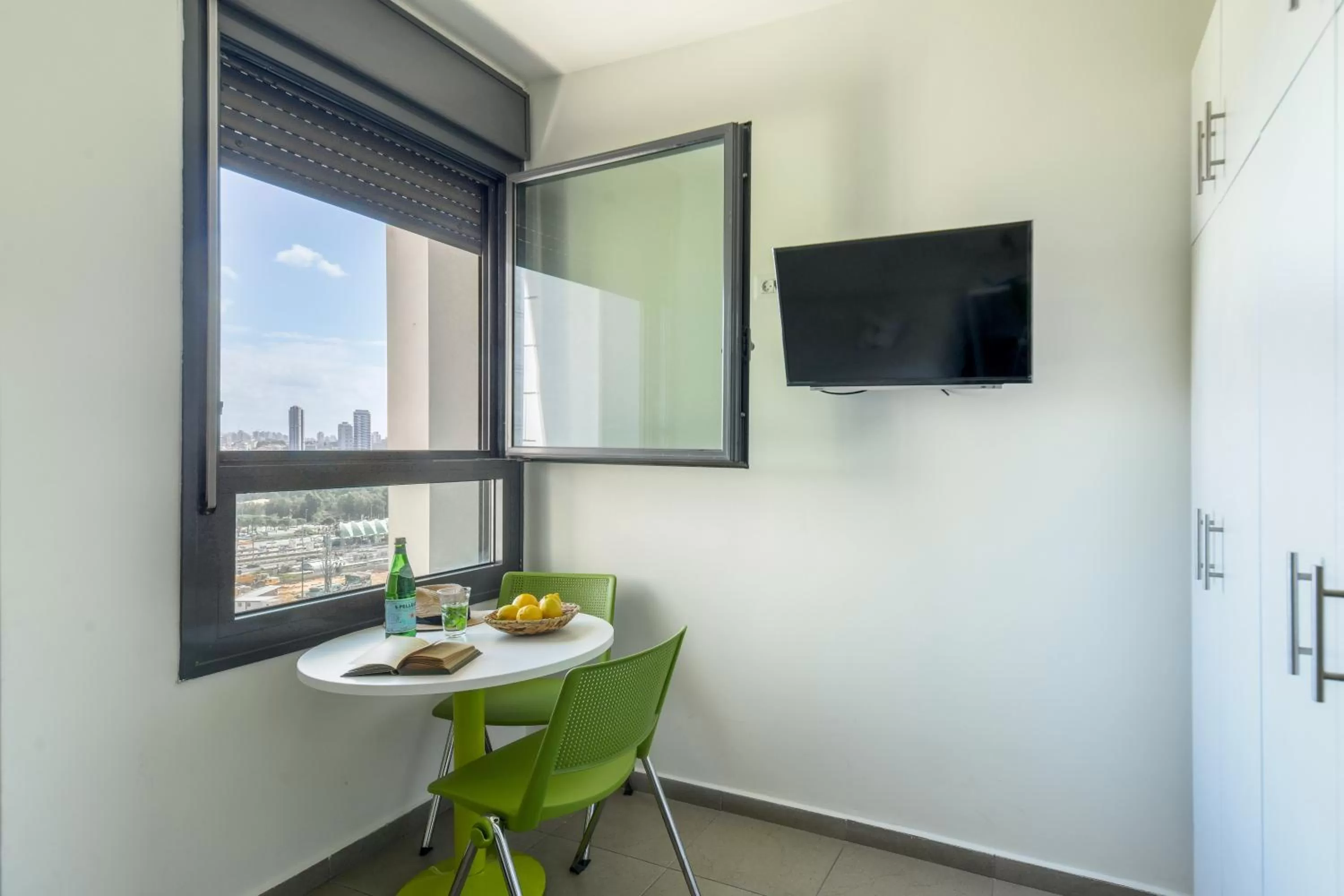 Dining area in דירות גני תערוכה - TLV university apartments near Expo by Sea N' Rent