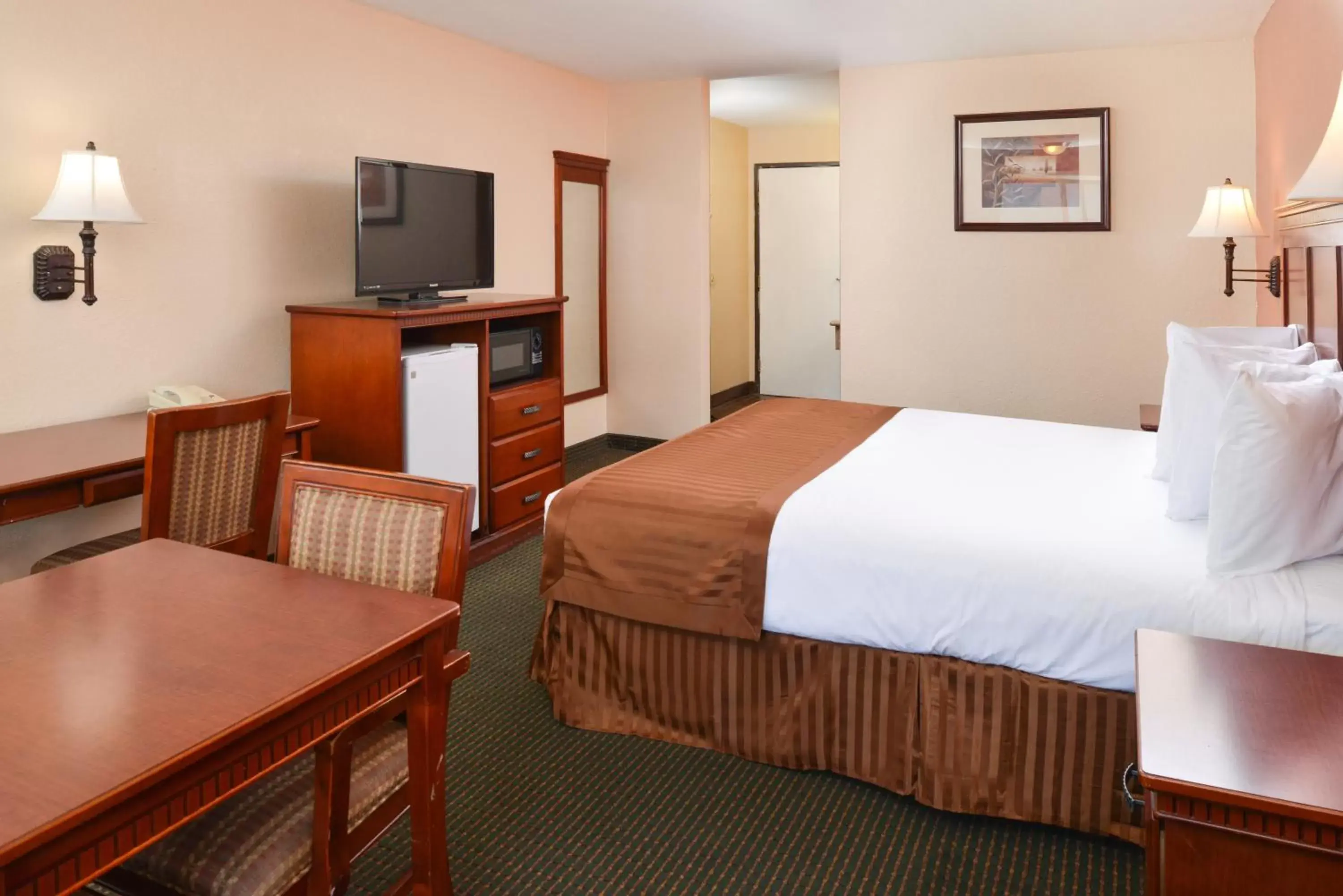 Bed in Americas Best Value Inn & Suites-East Bakersfield
