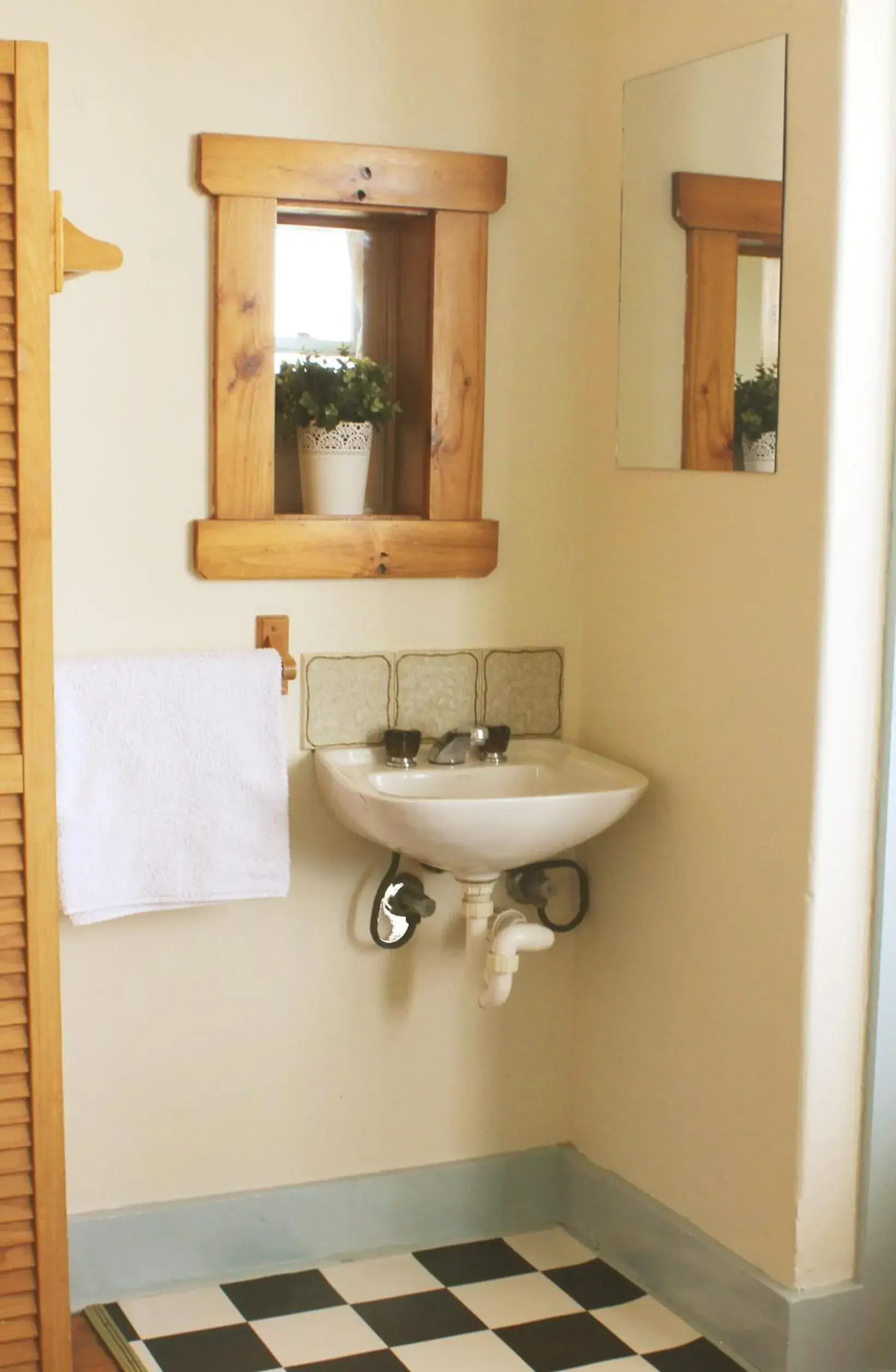 Toilet, Bathroom in Katoomba Mountain Lodge
