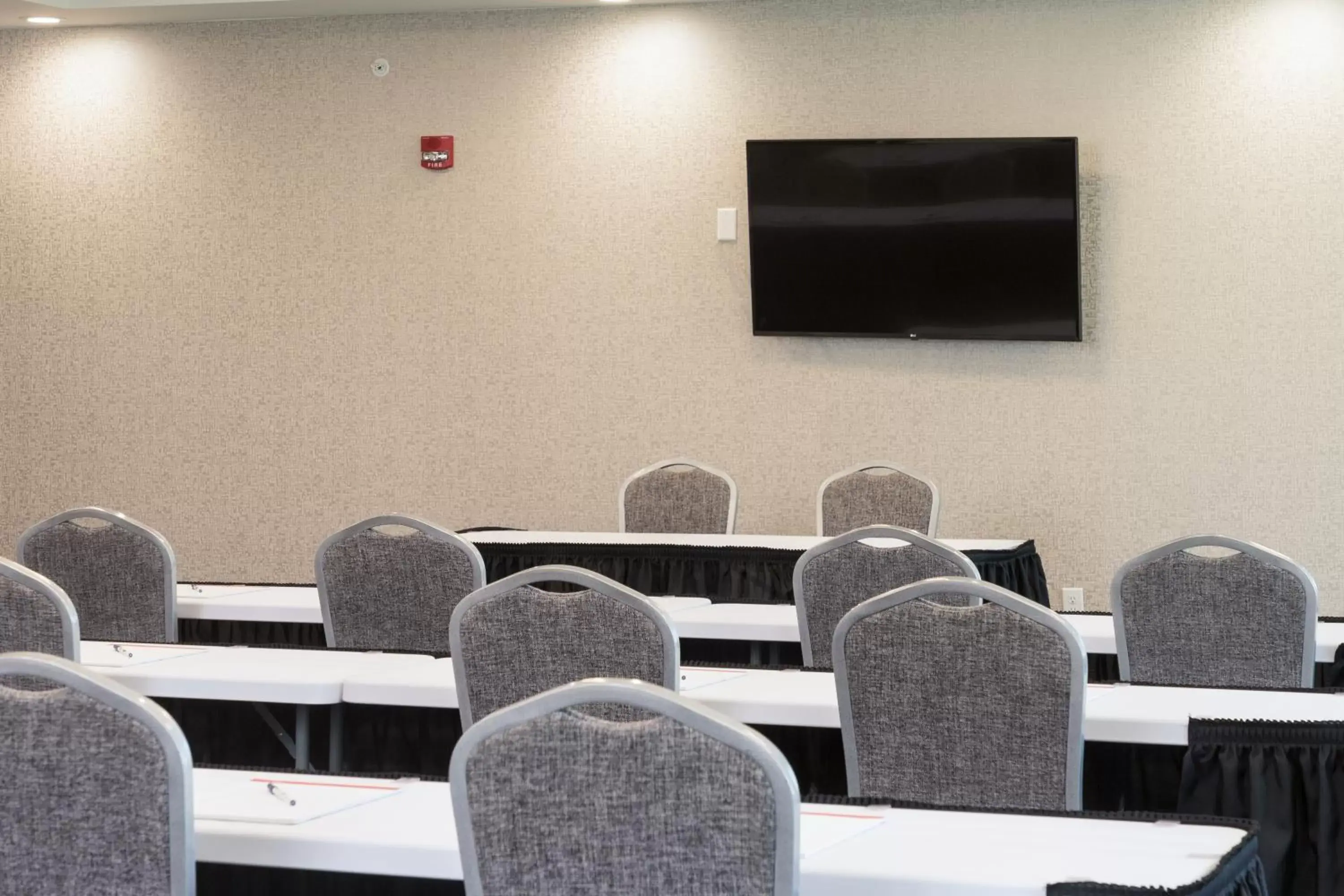 Meeting/conference room, TV/Entertainment Center in Holiday Inn Express & Suites - Michigan City, an IHG Hotel