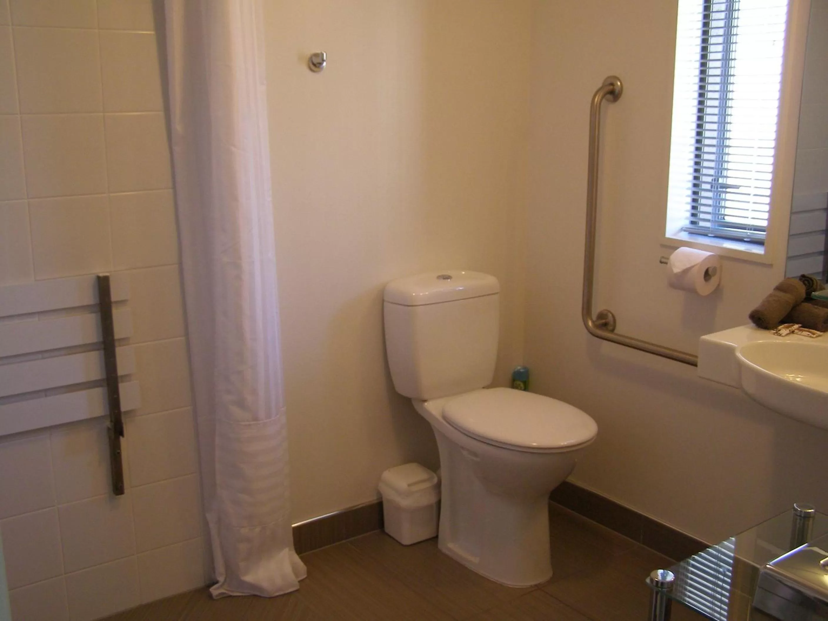 Bathroom in Bellano Motel Suites
