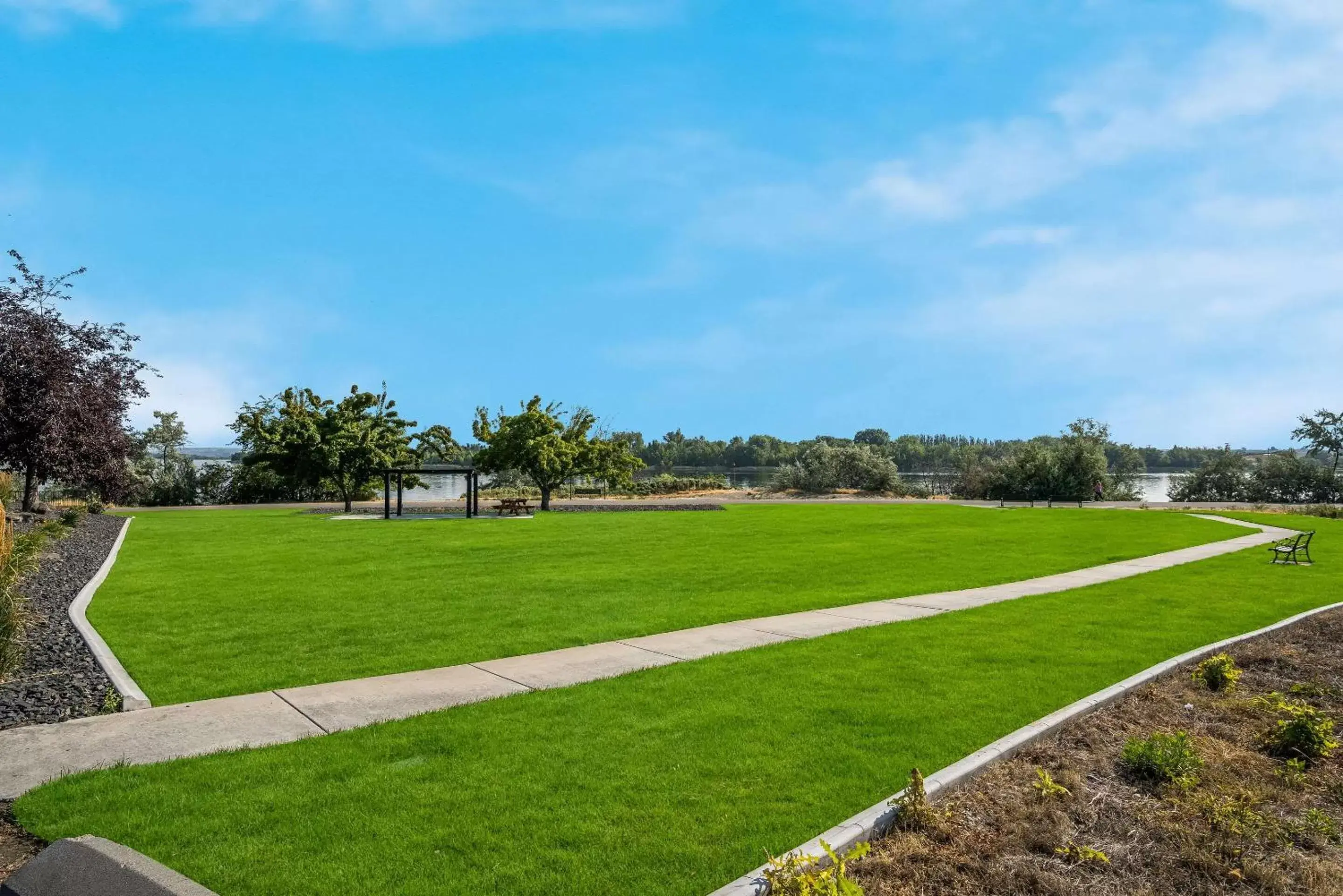 Swimming pool, Garden in Richland Riverfront Hotel, Ascend Hotel Collection