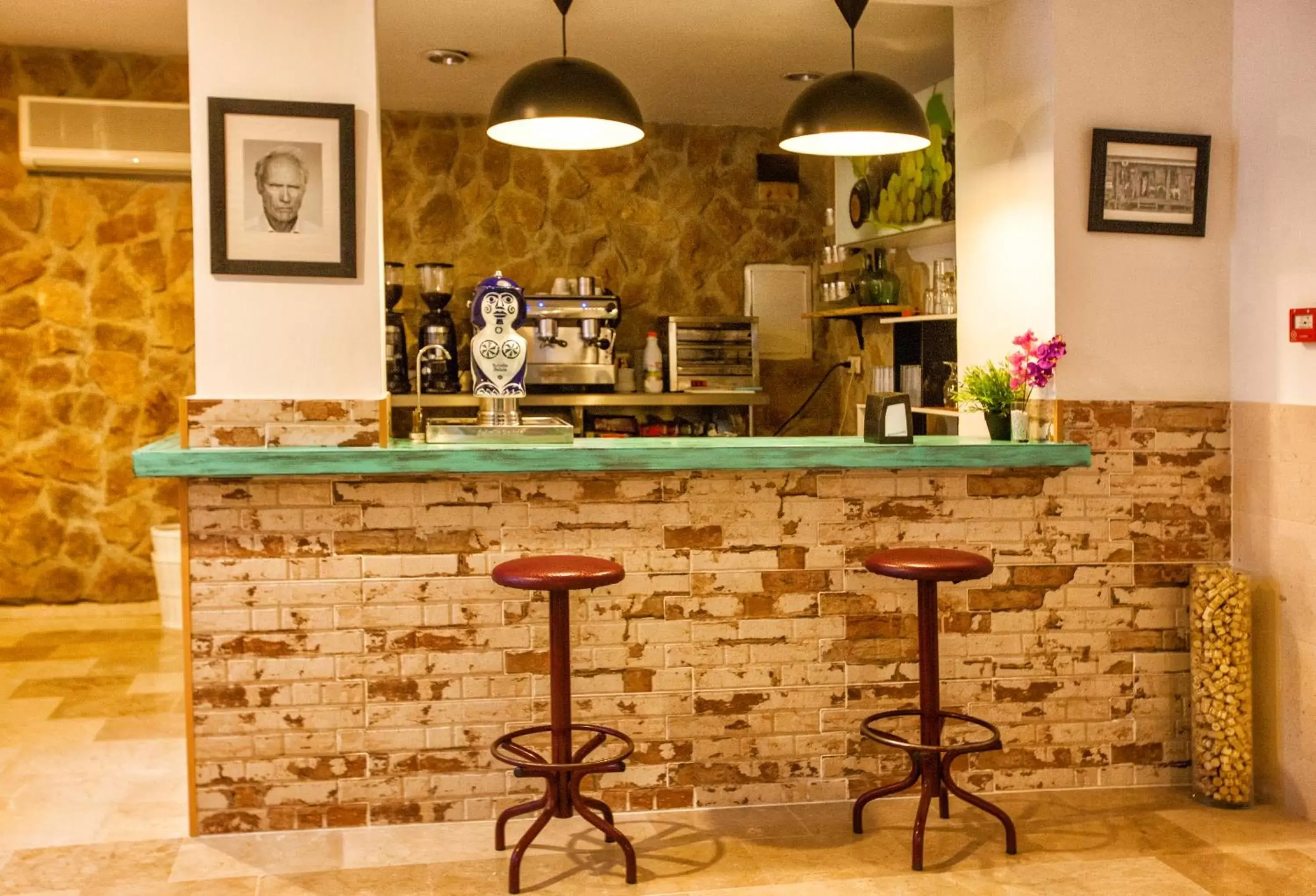 Lounge or bar in Hotel Posada de las Cuevas