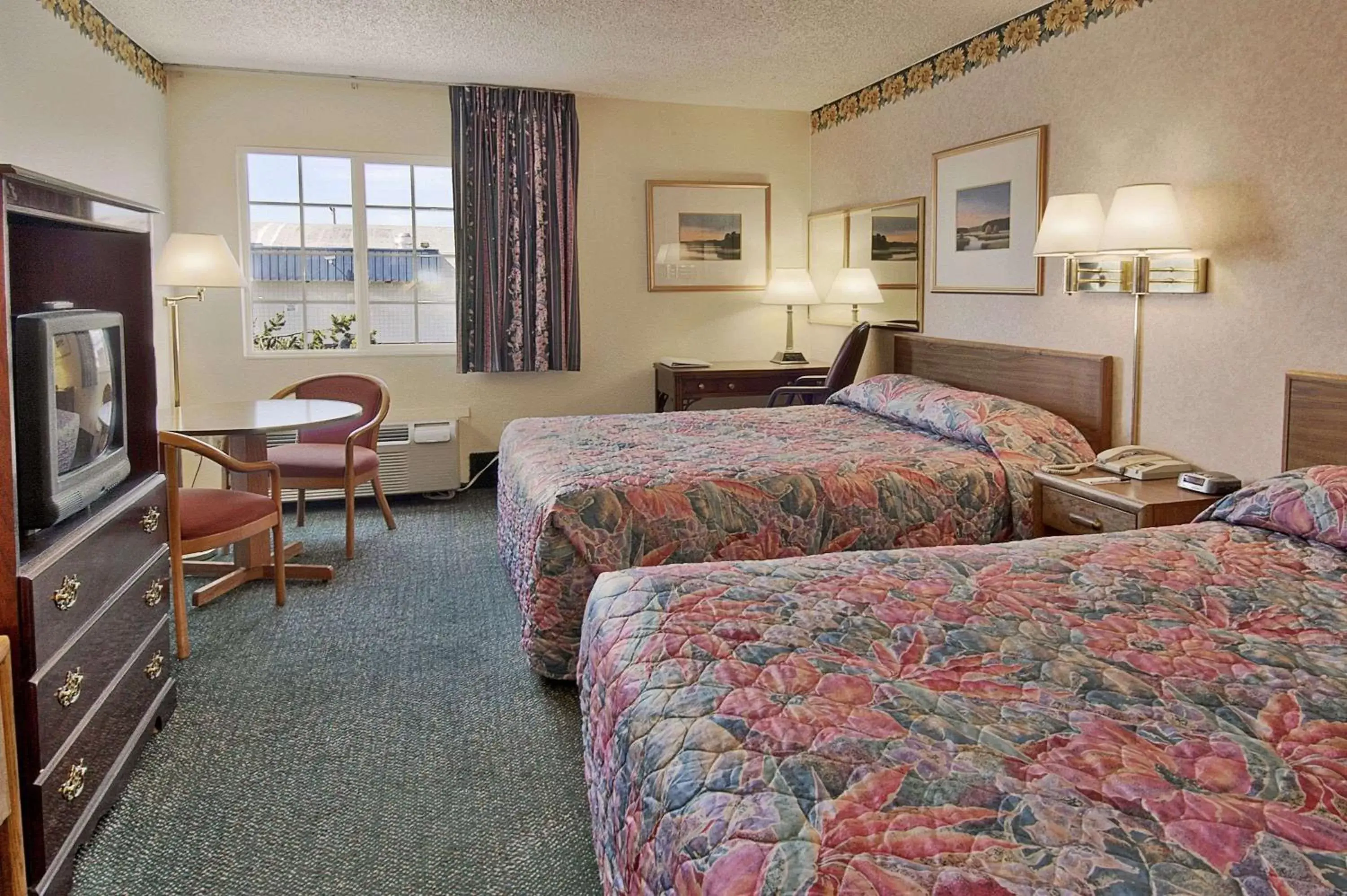 Photo of the whole room in Days Inn by Wyndham Mt. Vernon