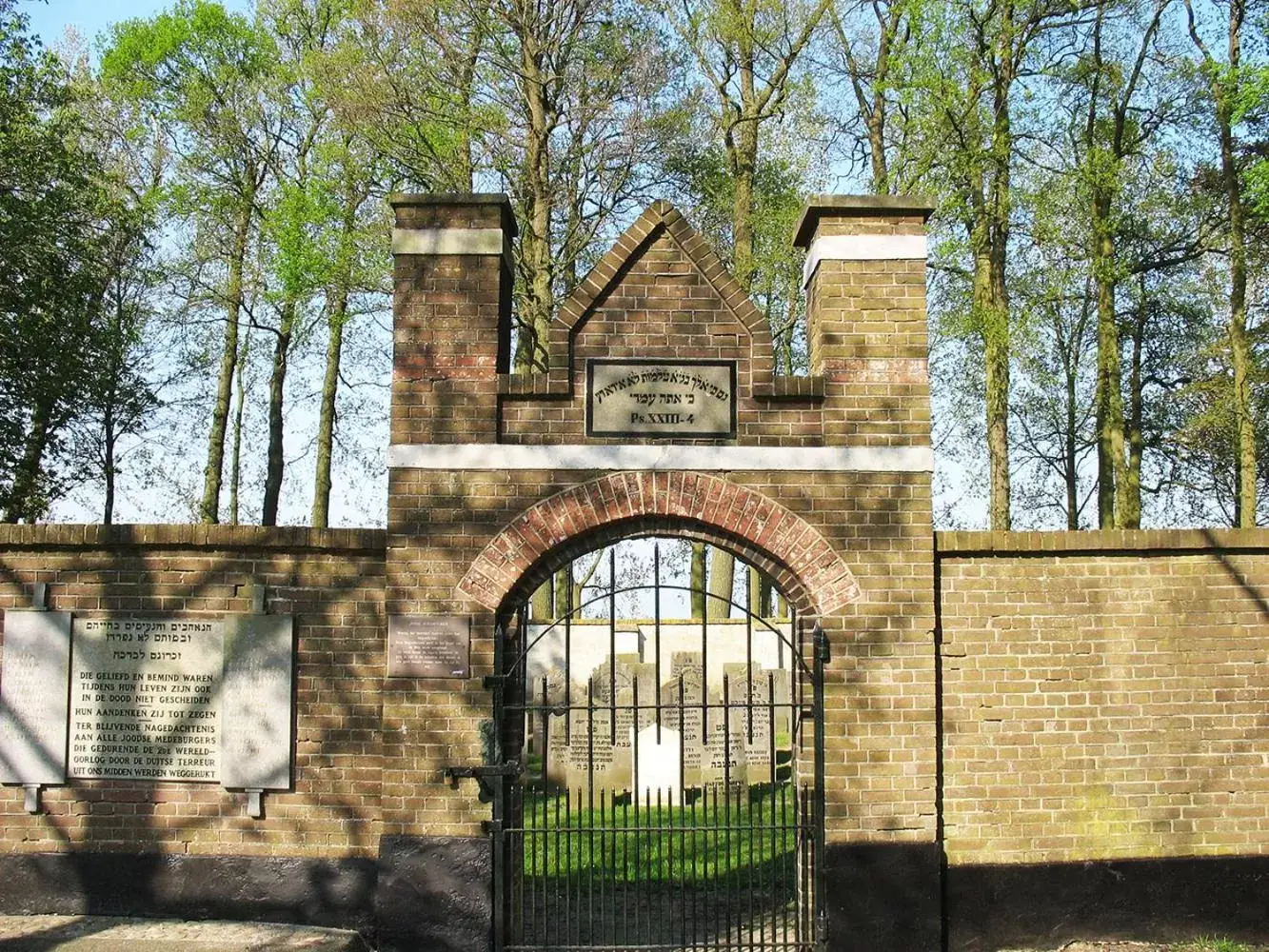 Nearby landmark, Facade/Entrance in Bed and Breakfast de Kleine Vesting