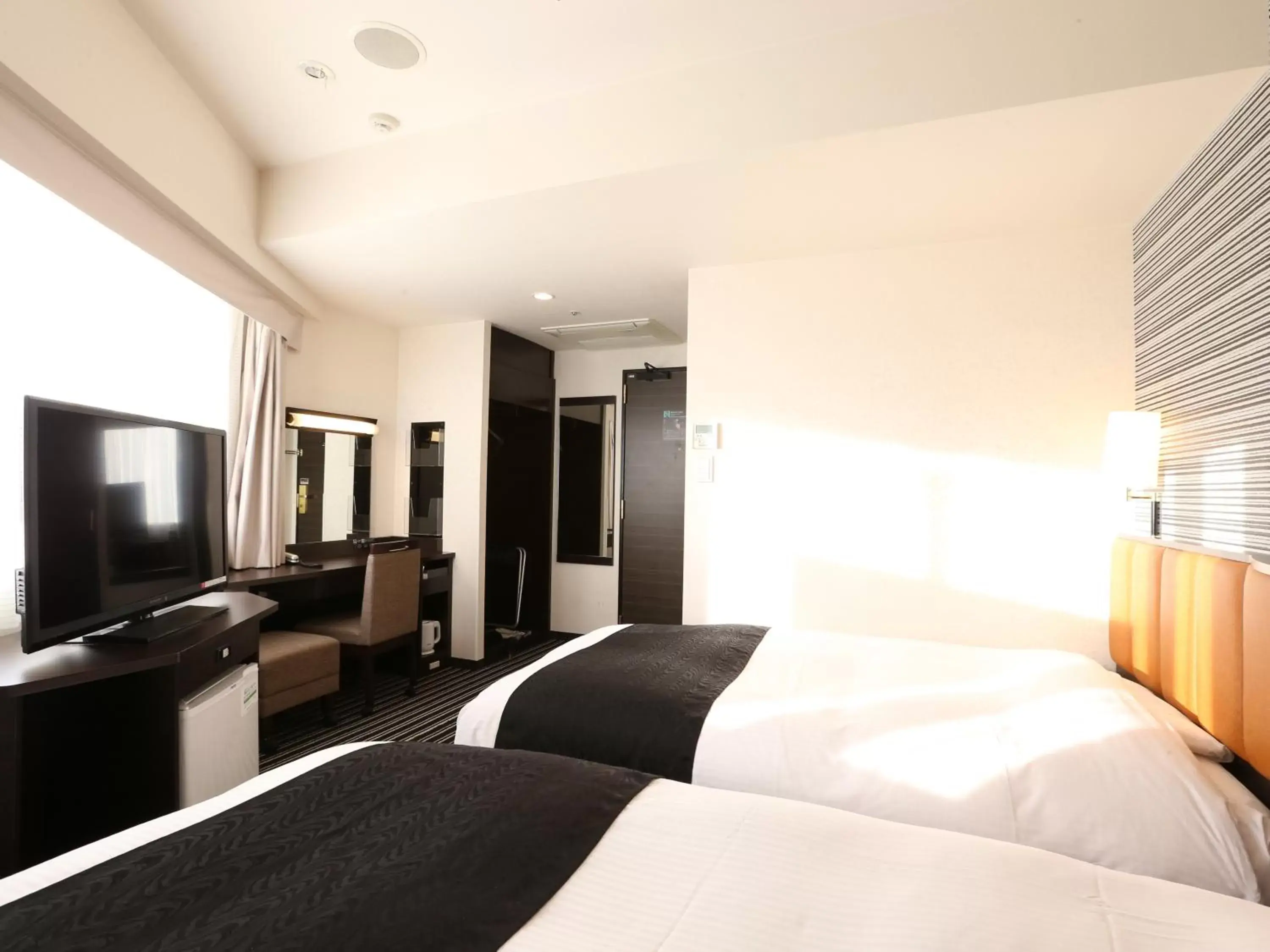 Photo of the whole room, Bed in APA Hotel Higashi-Shinjuku-Ekimae