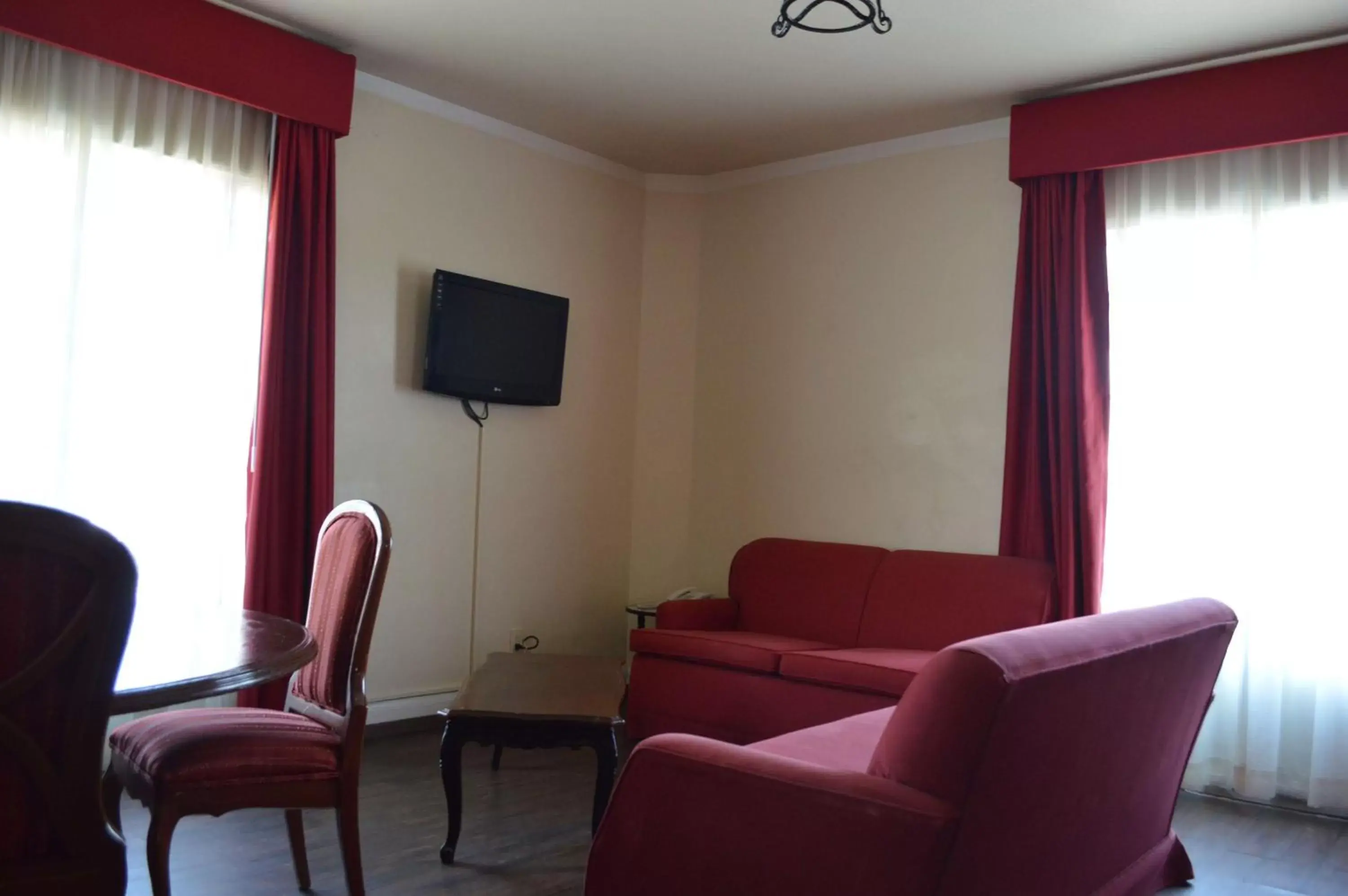 Photo of the whole room, Seating Area in Best Western Majestic