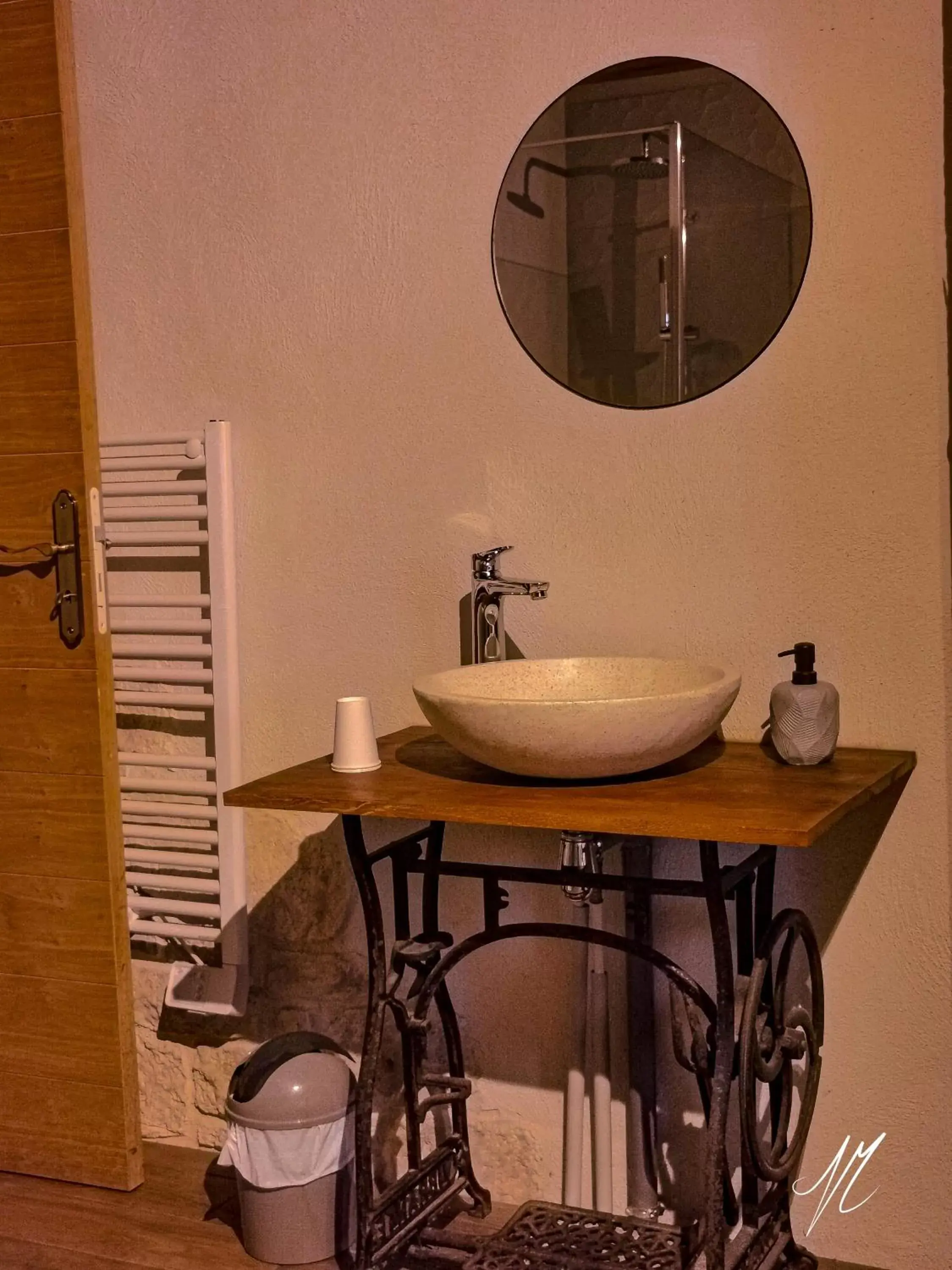 Bathroom in LA GRANGE DES FRANGINES