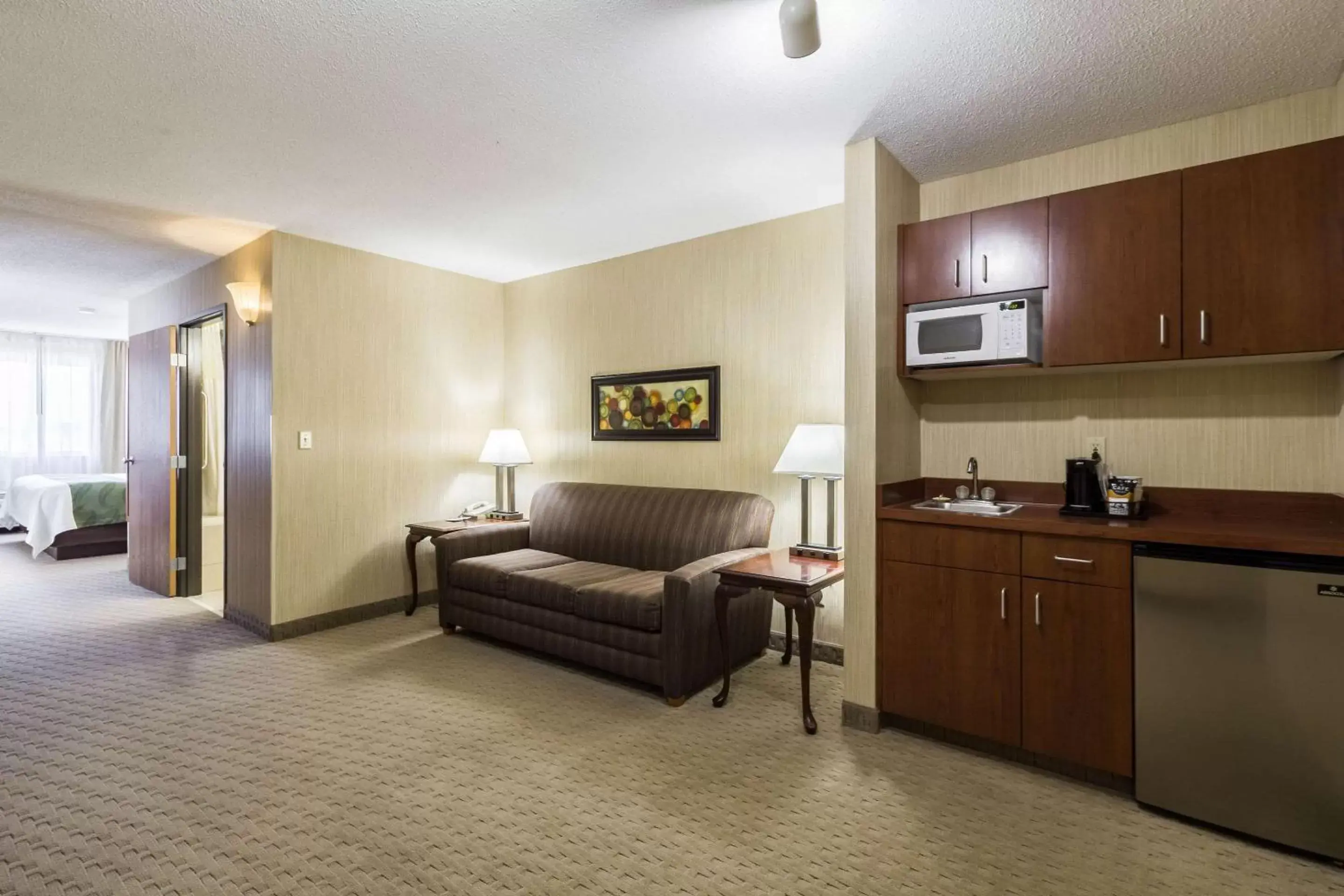 Photo of the whole room, Kitchen/Kitchenette in Quality Inn - Marshall