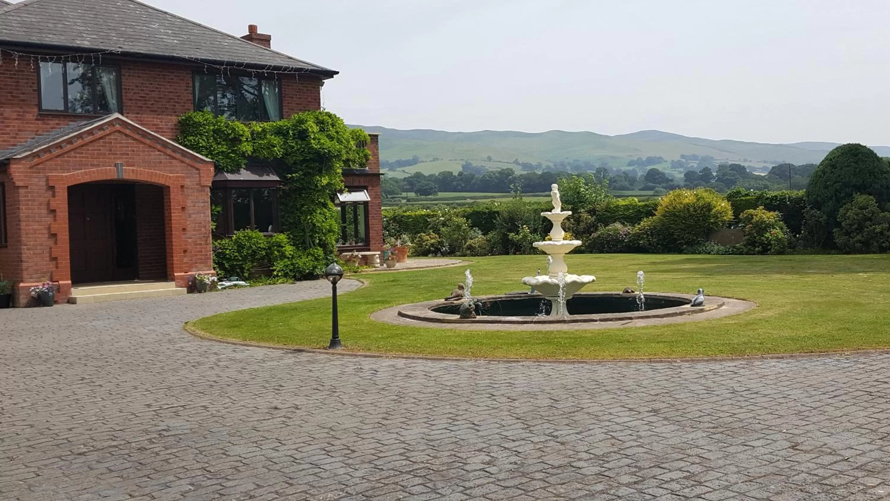 Facade/entrance in Tall Trees