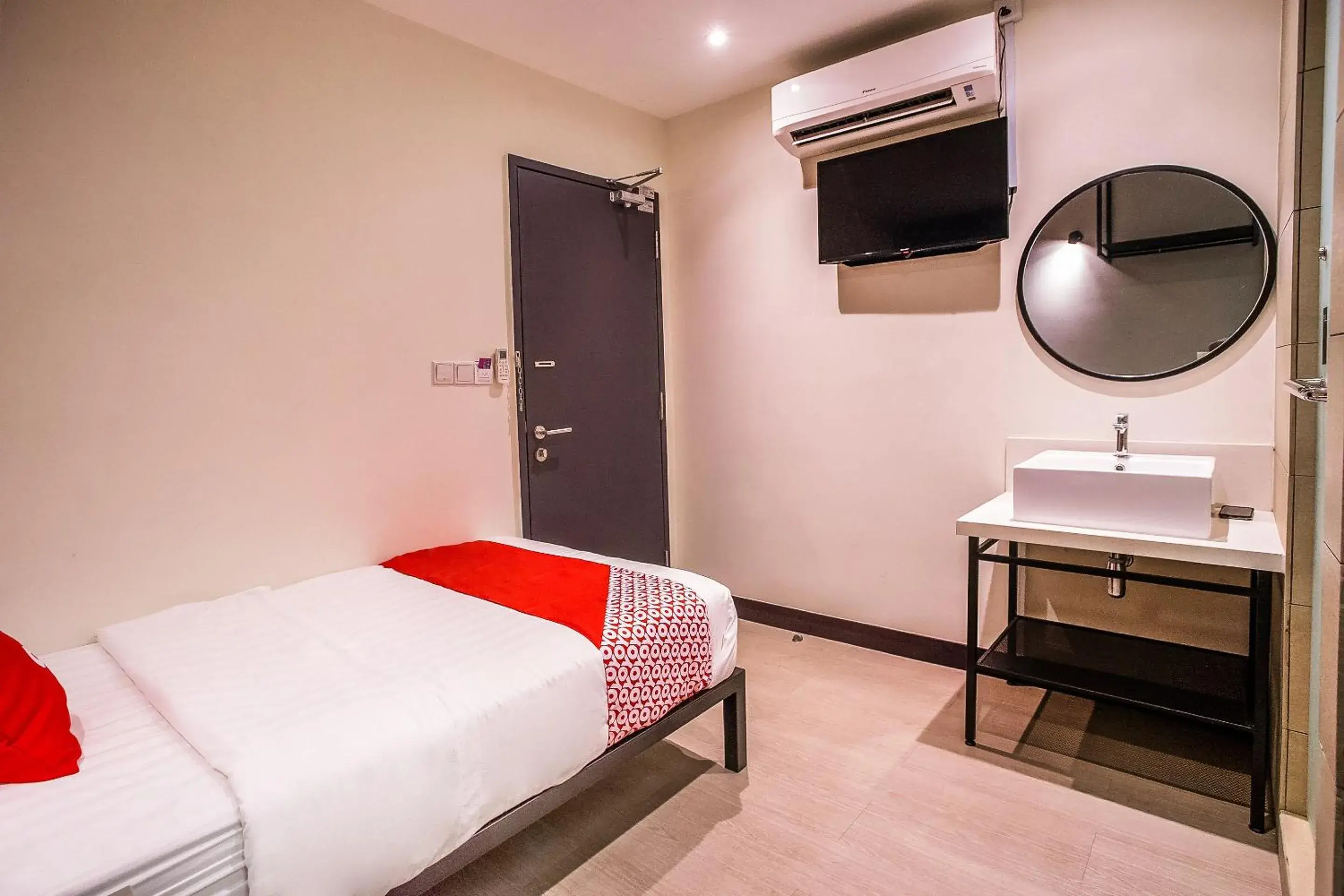 Bedroom, TV/Entertainment Center in OYO 89576 Mokka Hotel