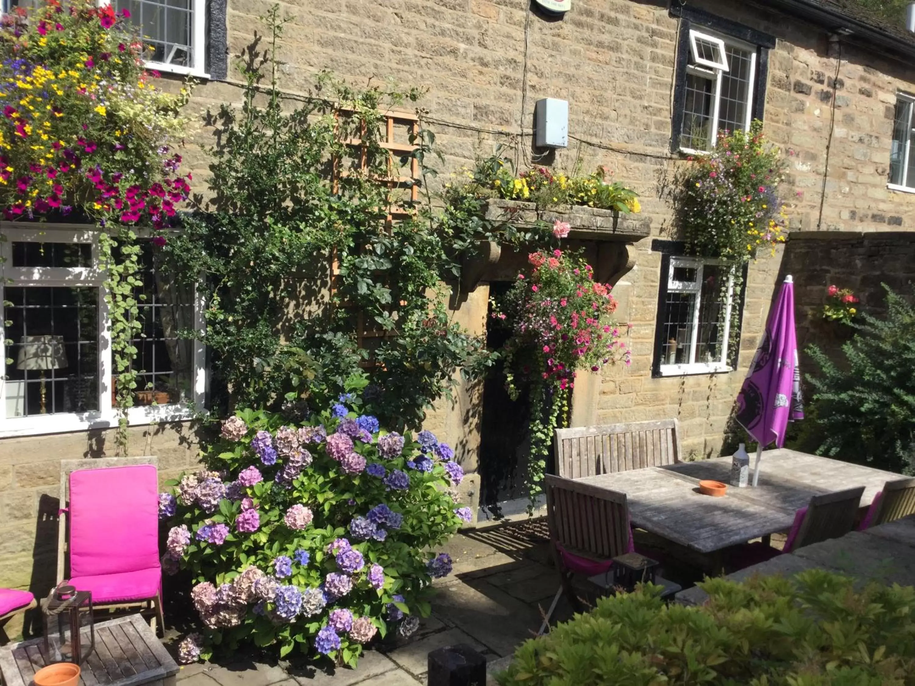 Facade/entrance in The Lamb Inn