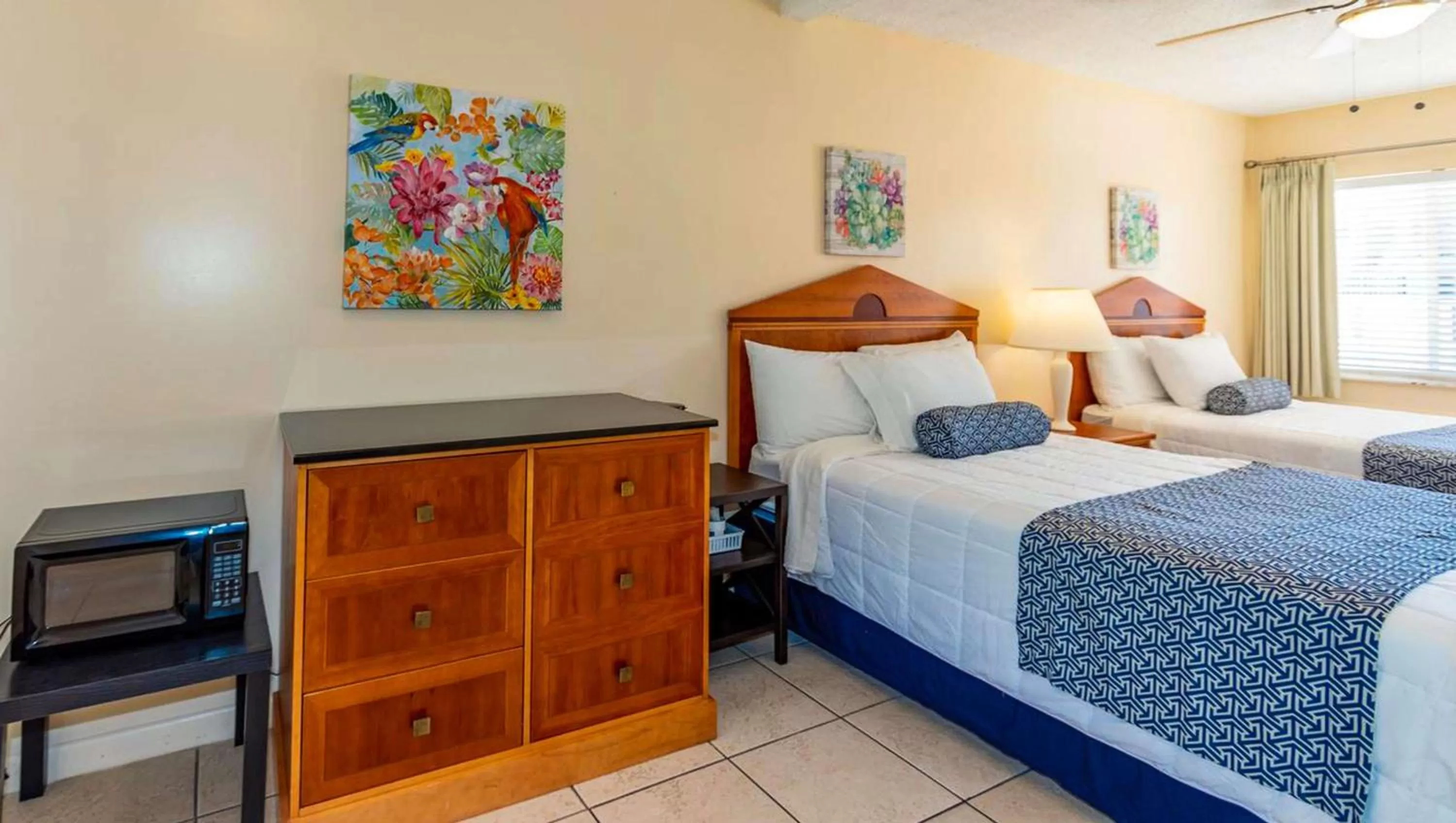 Photo of the whole room, Bed in Belleair Beach Resort Motel