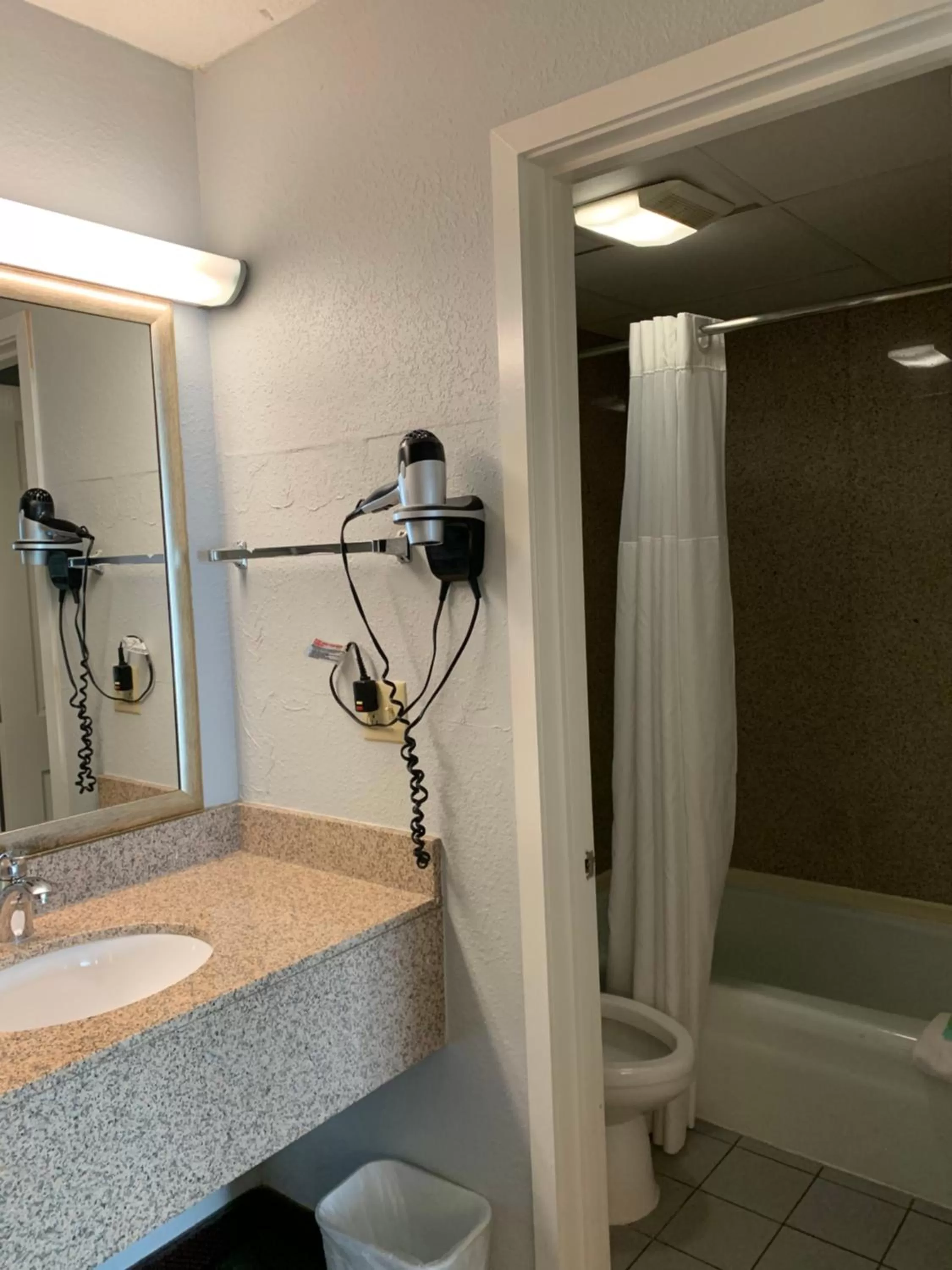 Bathroom in Pigeon Forge Parkway Inn