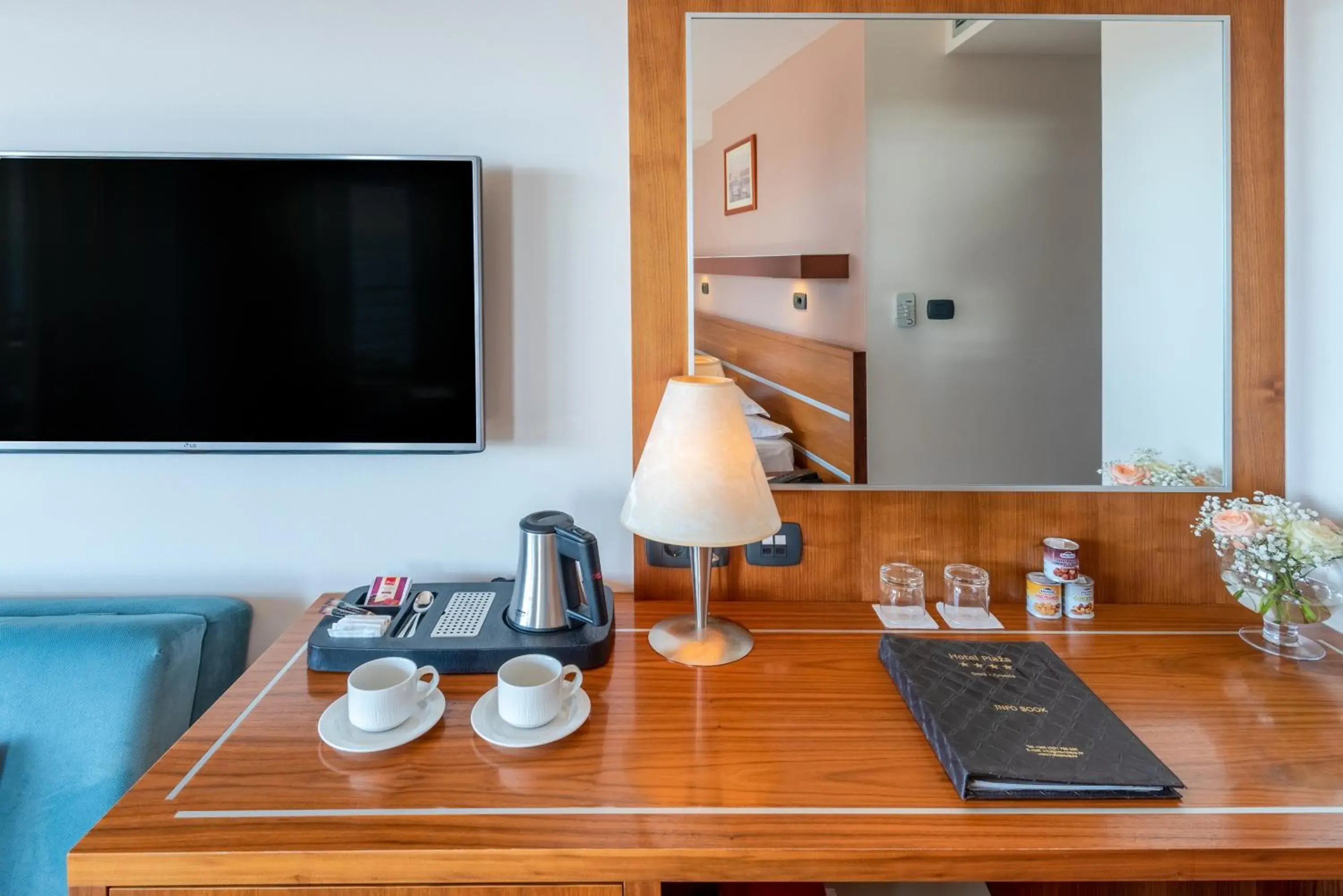 TV and multimedia, TV/Entertainment Center in Hotel Pla?a