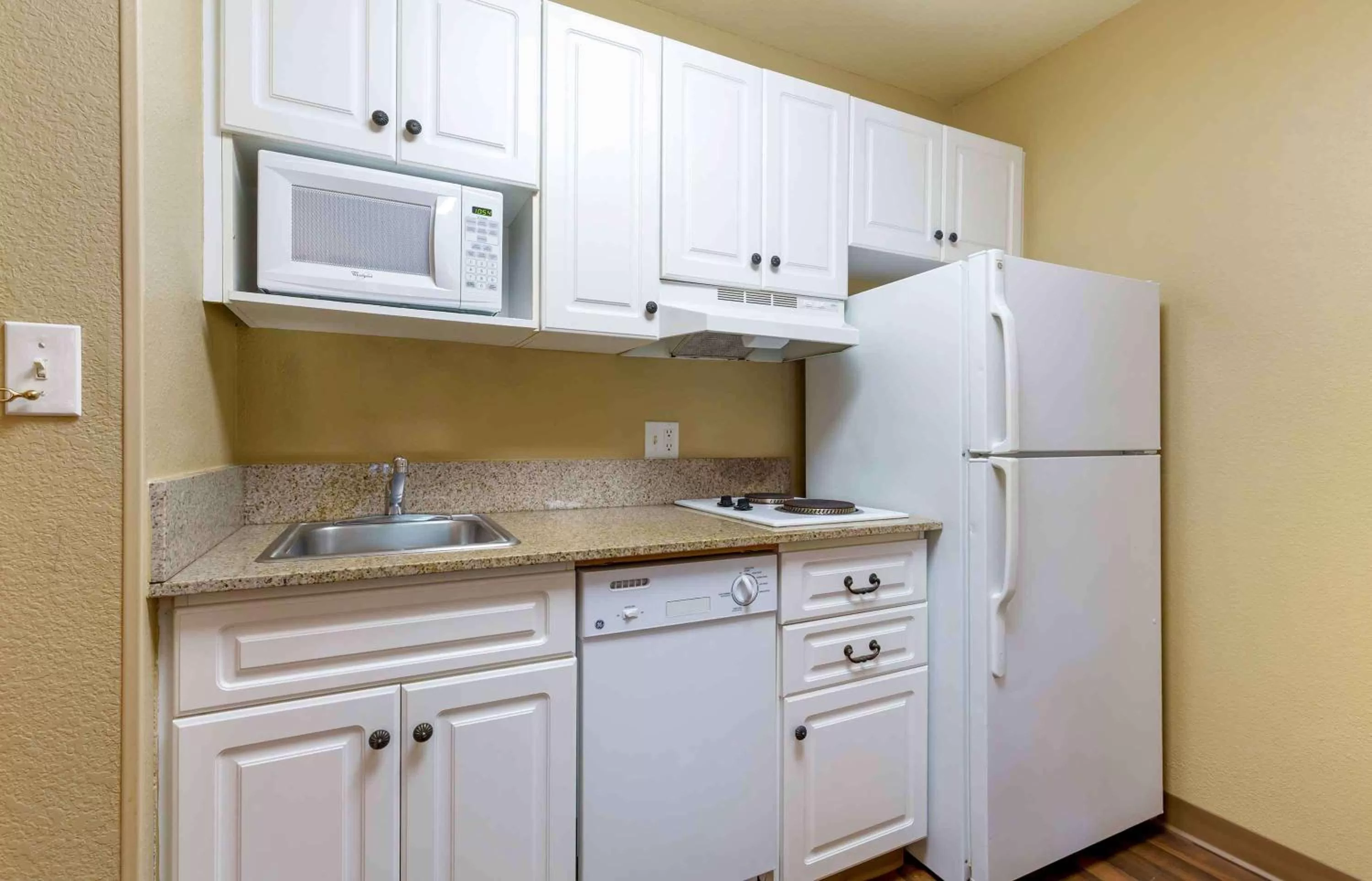 Bedroom, Kitchen/Kitchenette in Extended Stay America Suites - Washington, DC - Fairfax