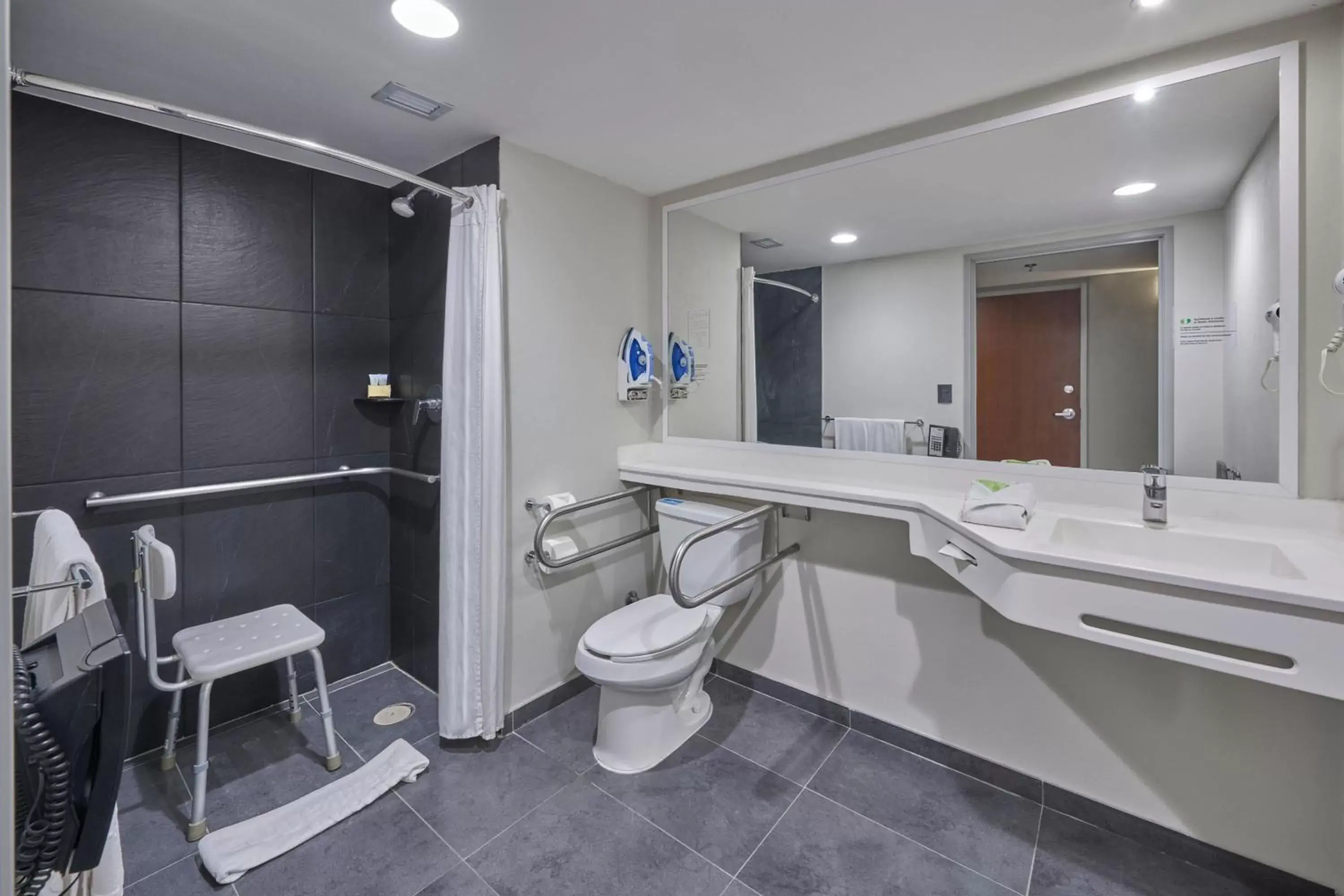 Photo of the whole room, Bathroom in City Express by Marriott Salamanca