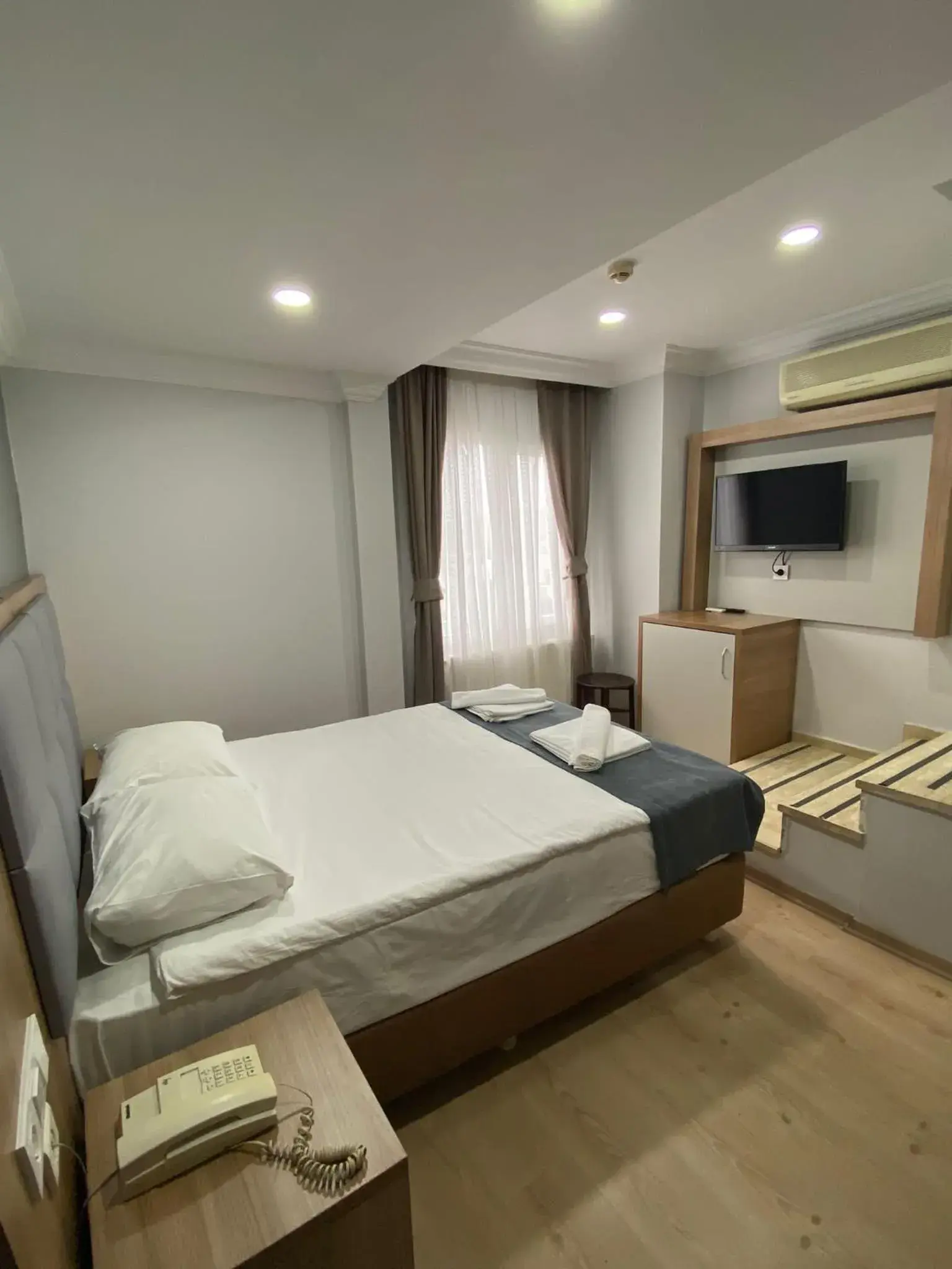 Communal lounge/ TV room, Bed in Kafkas Hotel Istanbul